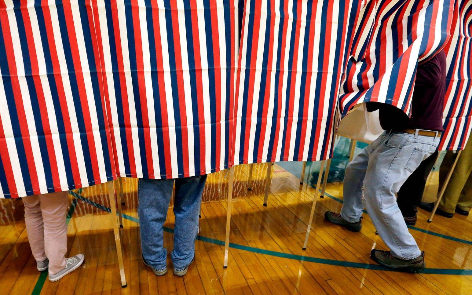 President Donald Trump påstår att miljontals människor röstade illegalt i presidentvalet den 8 november. Bild från vallokal i New Hampshire.
