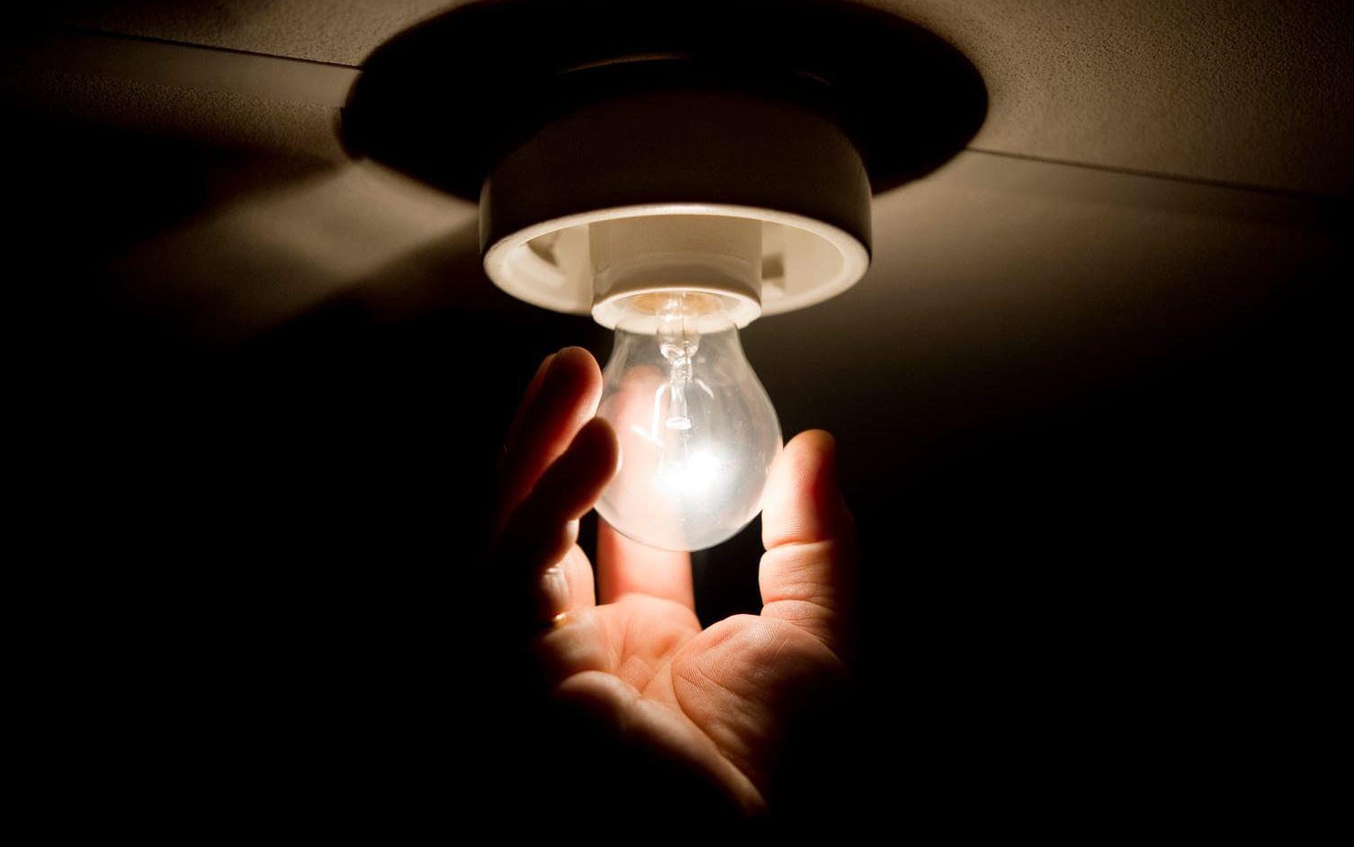 En 40 watts glödlampa behöver vara igång på full effekt i 25 timmar för att dra en kilowattimme. 