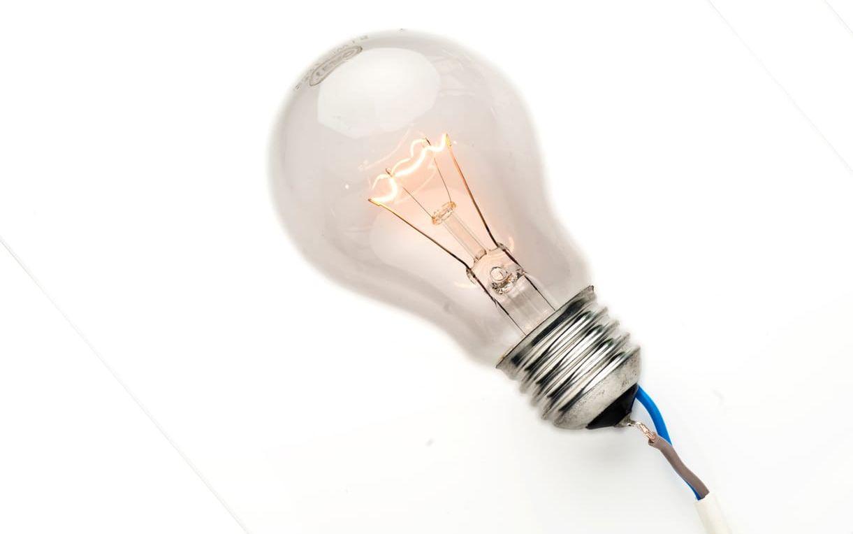 En 40 watts glödlampa kan vara tänd i 25 timmar innan den förbrukat en kilowattimme. 