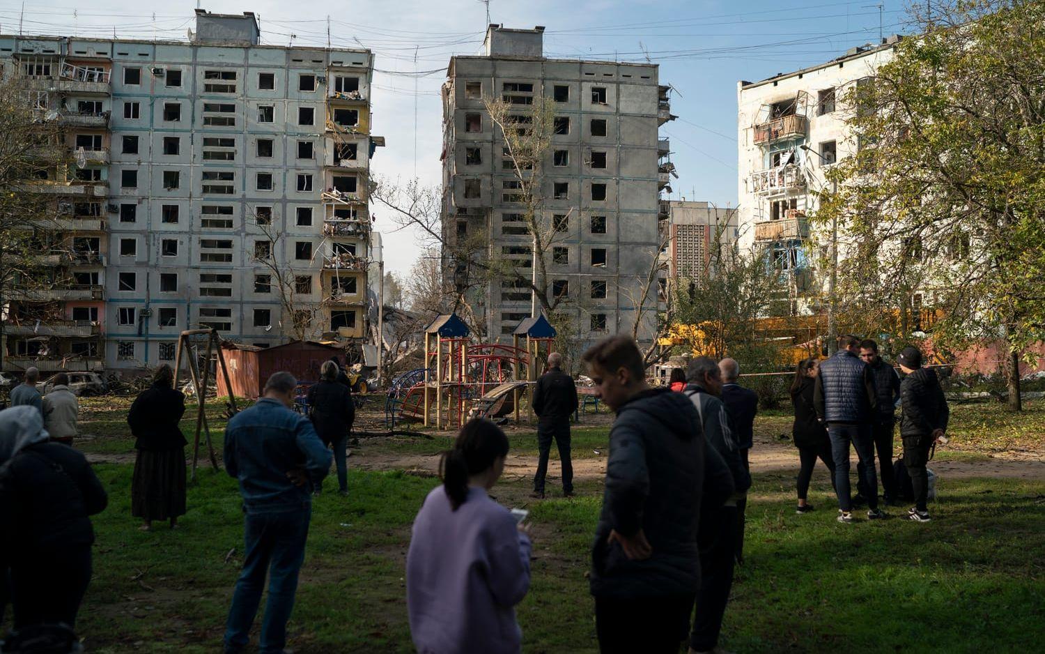 Zaporizjzjabor framför bostadshus som delvis förstörts i en rysk attack tidigare i oktober.