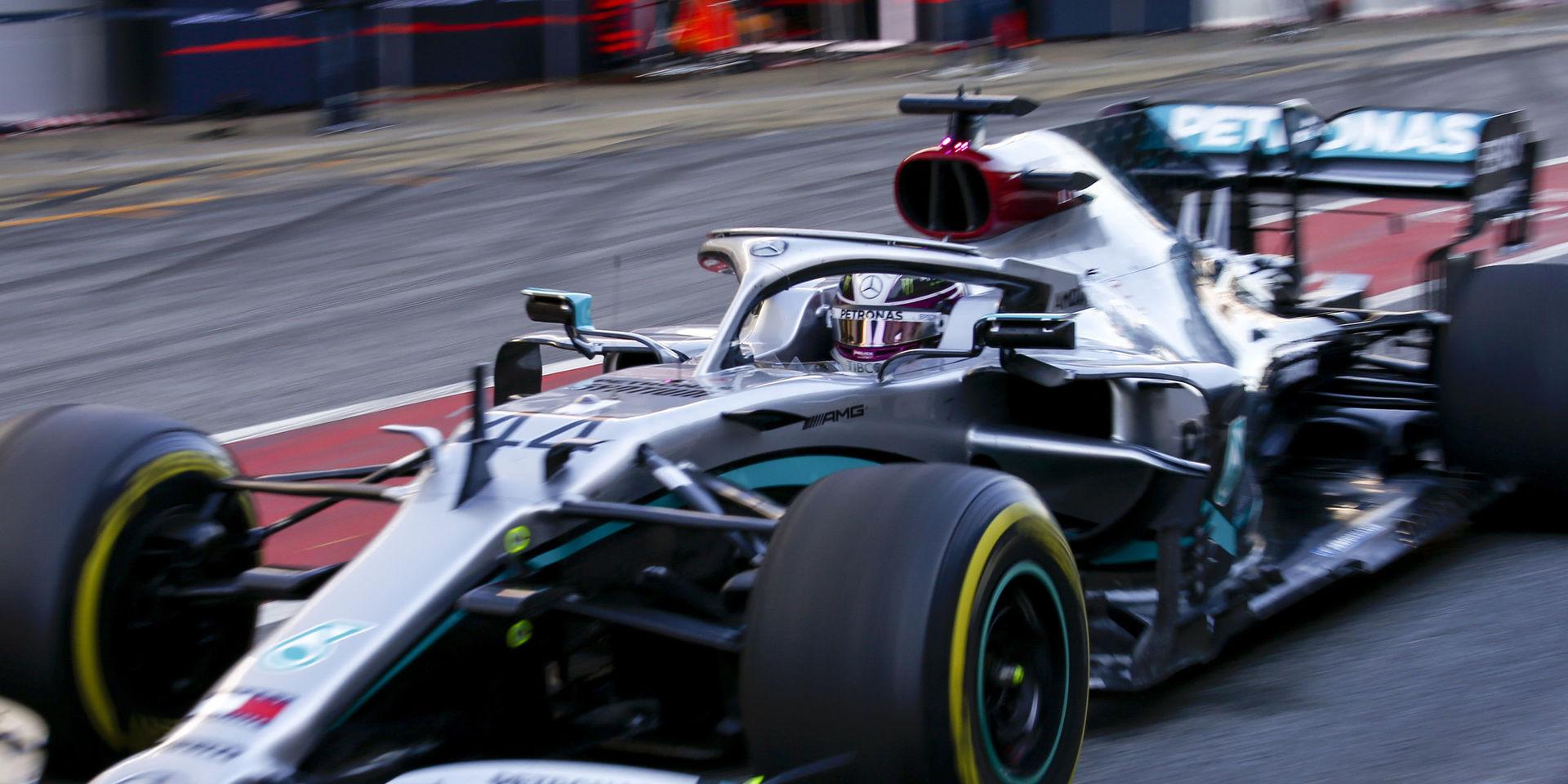 Lewis Hamilton under ett test i sin Mercedes tidigare i år. Frågan är om det blir någon F1-säsong i år? Förre F1-chefen Bernie Ecclestone vill att säsongen ställs in. Arkivbild. 