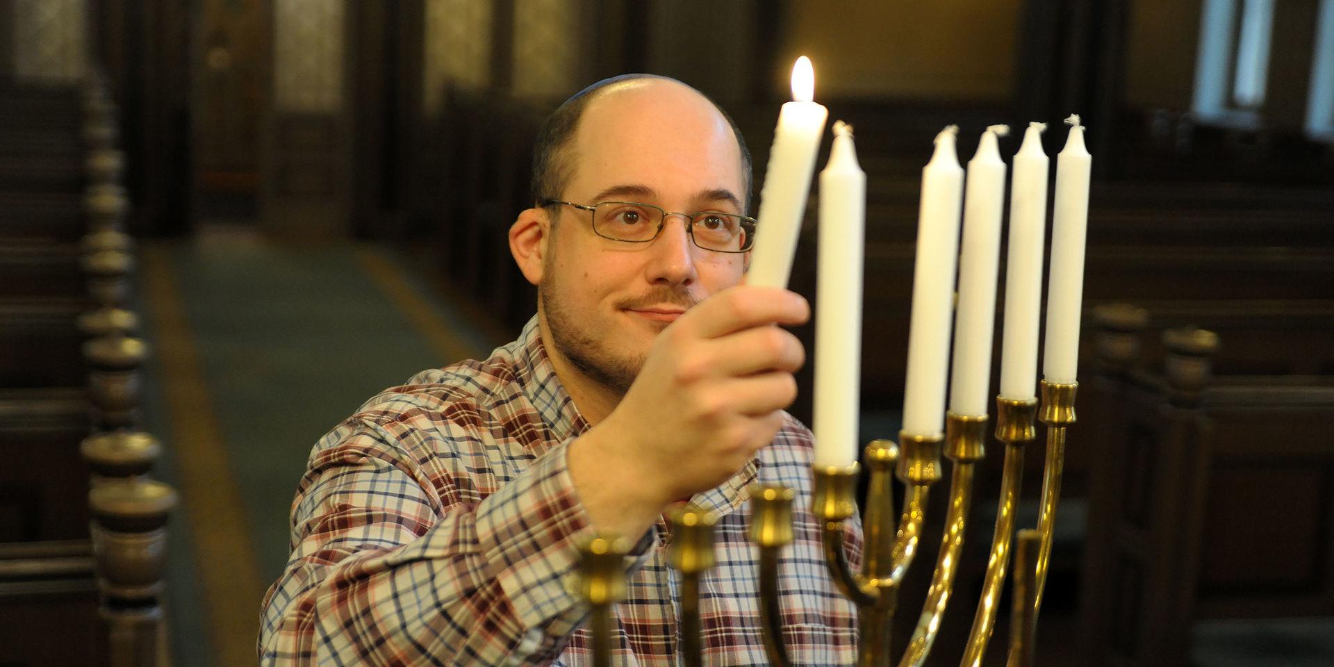 Av religiösa skäl firar inte Benjamin Gerber jul på traditionellt sätt. Den åtta dagar långa judiska ljusfesten Chanukka är däremot en självklarhet i hans liv varje år.
