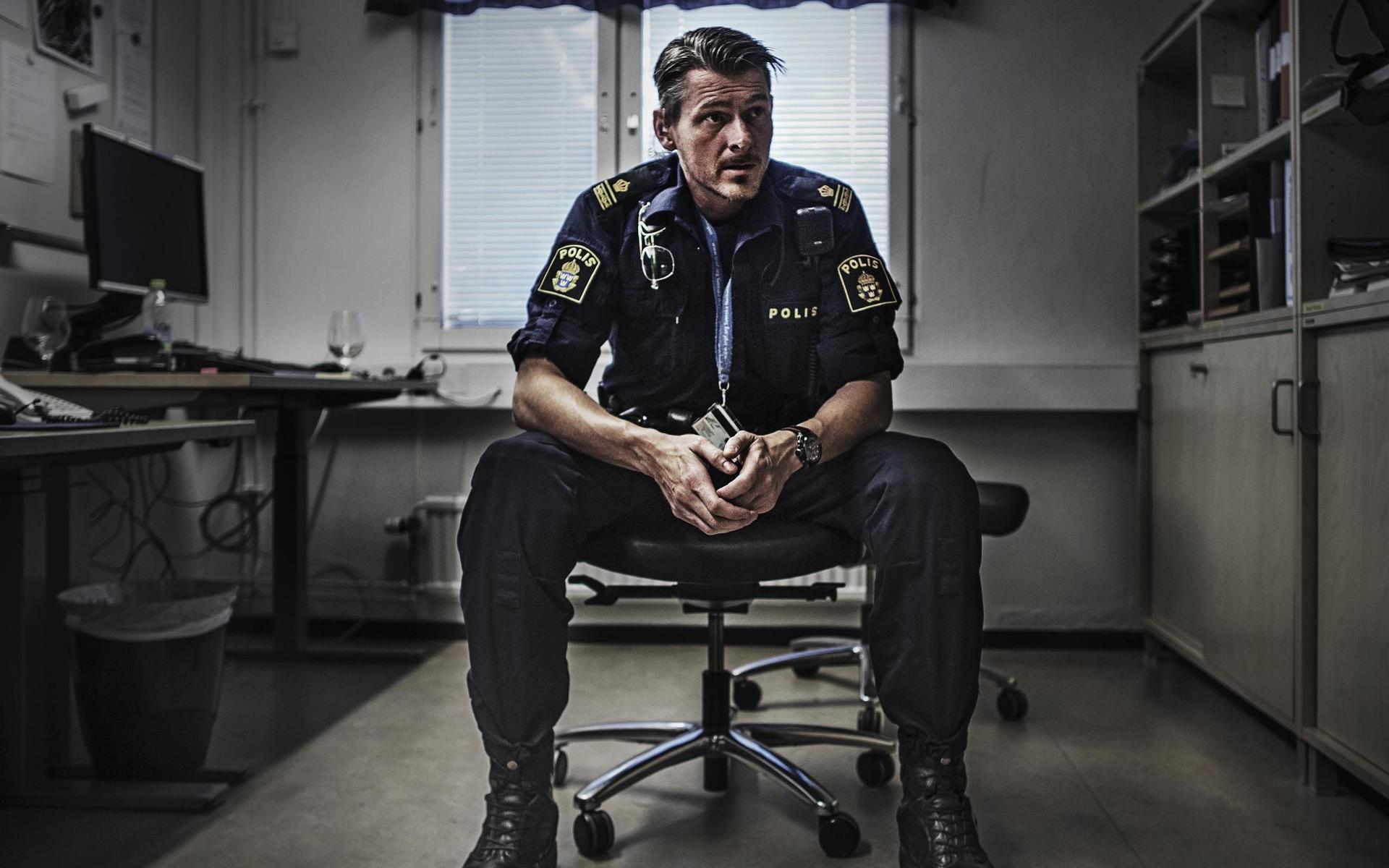 Göteborgspolisen Marcus Ekvall tycker att det är märkligt att en myndighet säljer skyddsvästar.