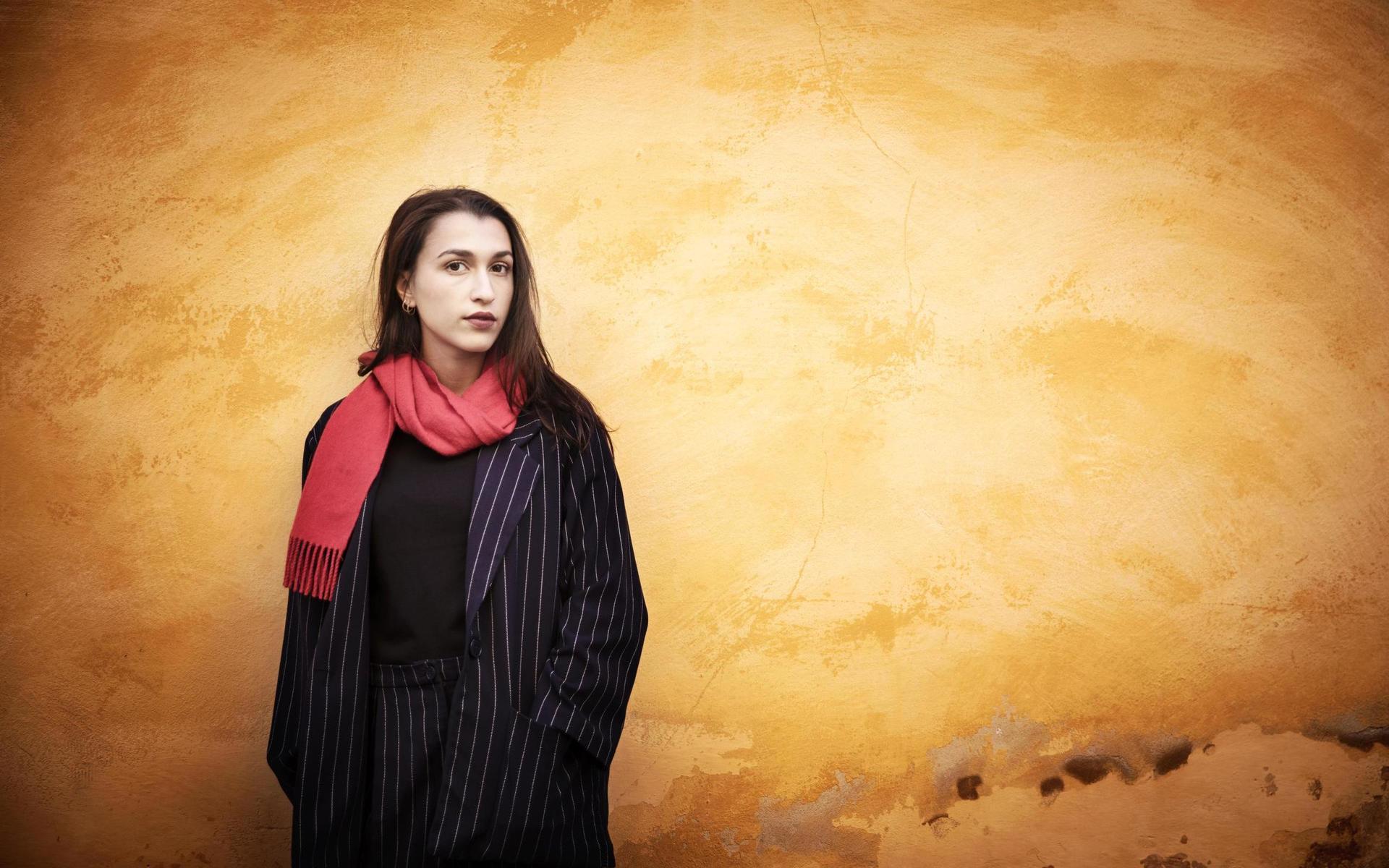Donia Saleh, som utkom med sin debutroman Ya Leila, är uppvuxen i Uppsala och utbildad vid Litterär gestaltning-mastern på Valand i Göteborg. 
