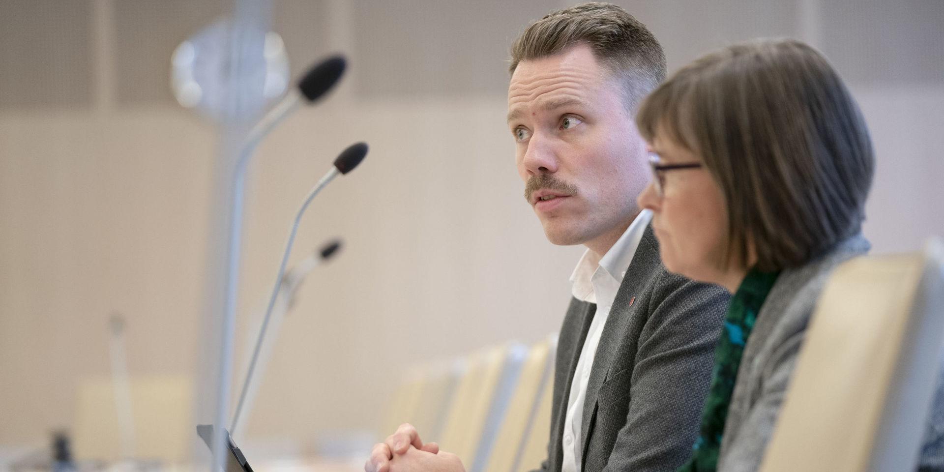 Daniel Bernmar (V) och Karin Pleijel (MP) fick inte gehör för sitt förslag att sänka de heltidsanställda politikernas löner.