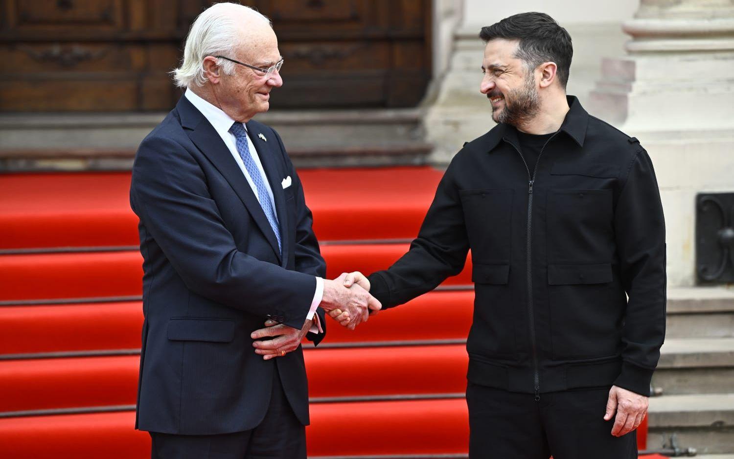Kung Carl XVI Gustaf hälsar på president Volodymyr Zelenskyj med en handskakning utanför Potockipalatset i Lviv.