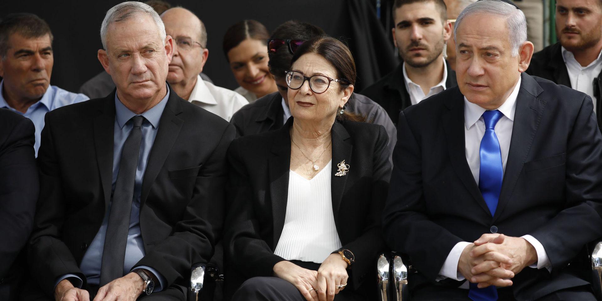 Benny Gantz till vänster och premiärminister Benjamin Netanyahu till höger med Esther Hayut, chefsdomare i Israels högsta domstol, emellan sig. 