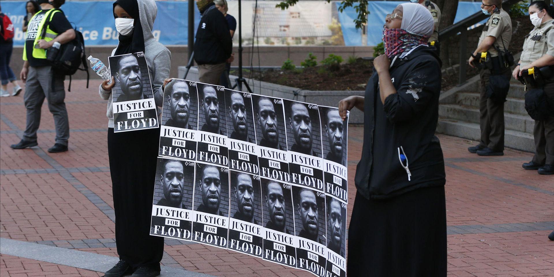 Demonstranter med bilder på George Floyd vid en manifestation i Minneapolis den 28 maj.