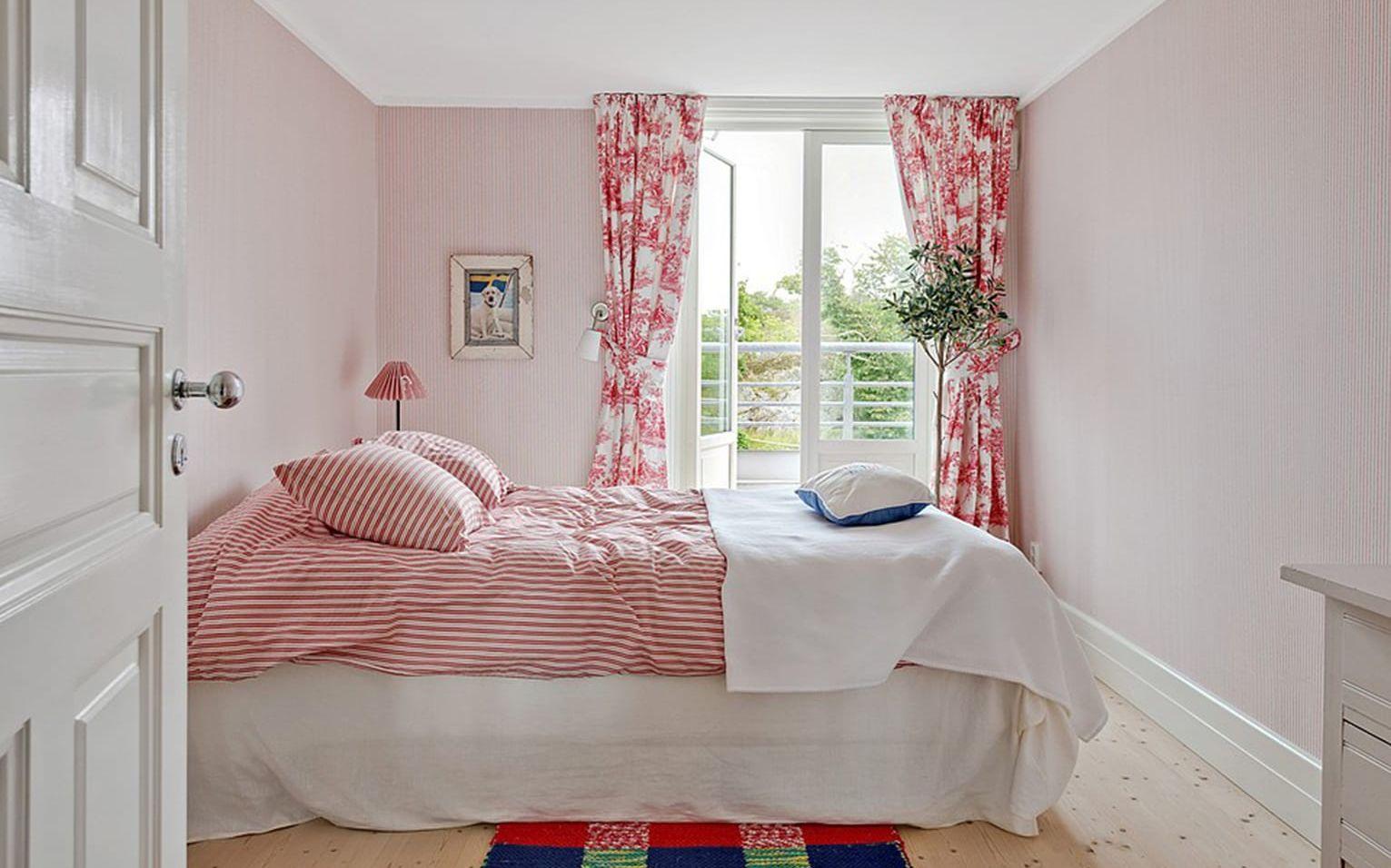 Och här är ytterligare ett av husets fyra sovrum. Foto: Fredrik Karlsson/SE360