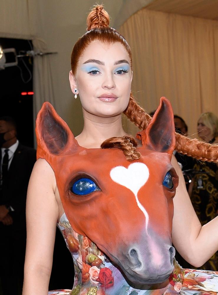 Hästar eller blommigt? Varför välja tänkte tyska popstjärnan Kim Petras.