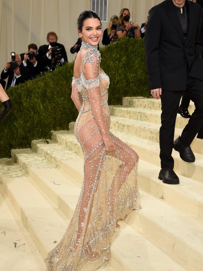 Kendall Jenner kom i Givenchy-glitter från topp till tå.
