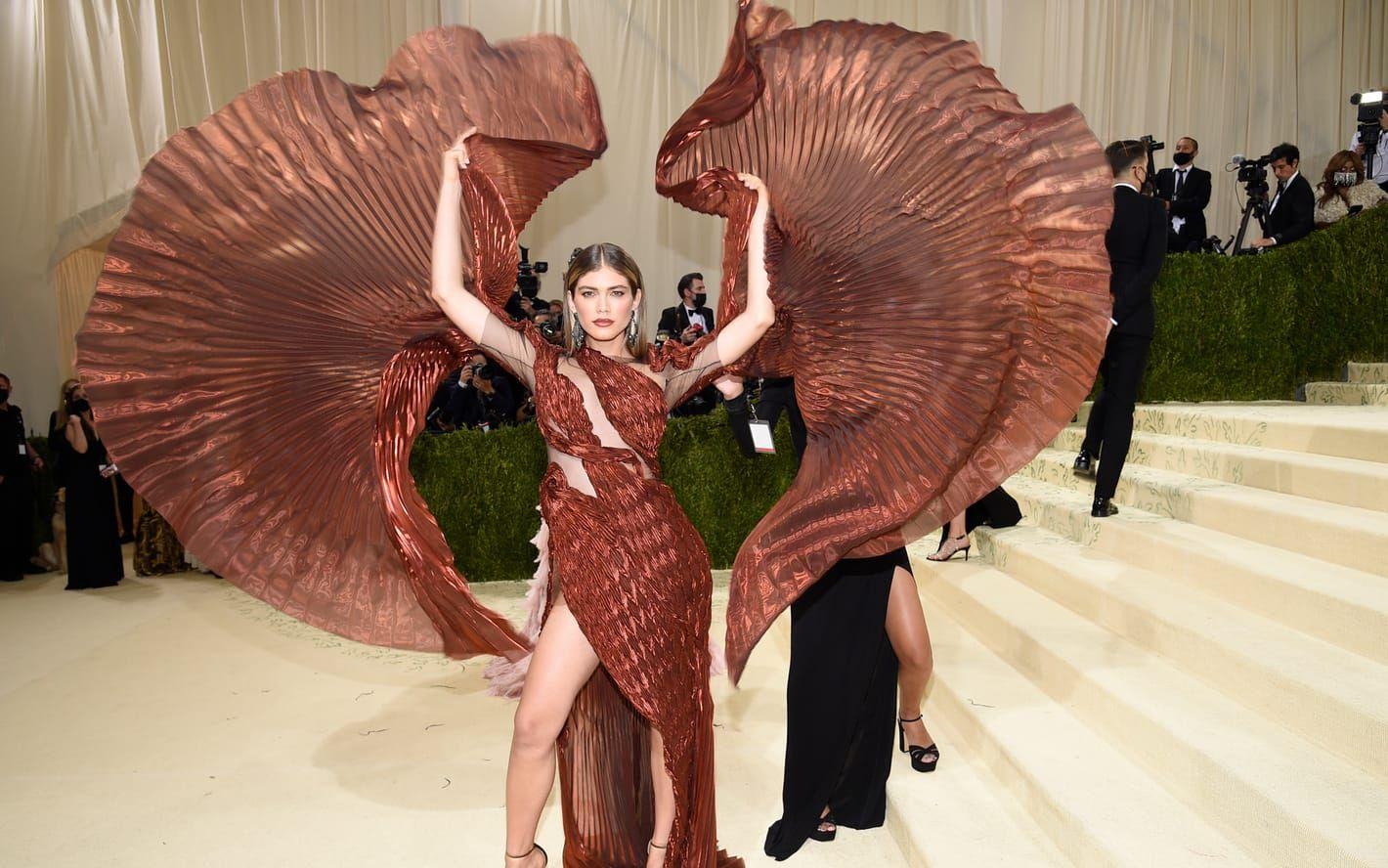 Brasilianska modell och skådespelerskan Valentina Sampaio vecklar ut sin outfit vid entrén till The Met i New York.