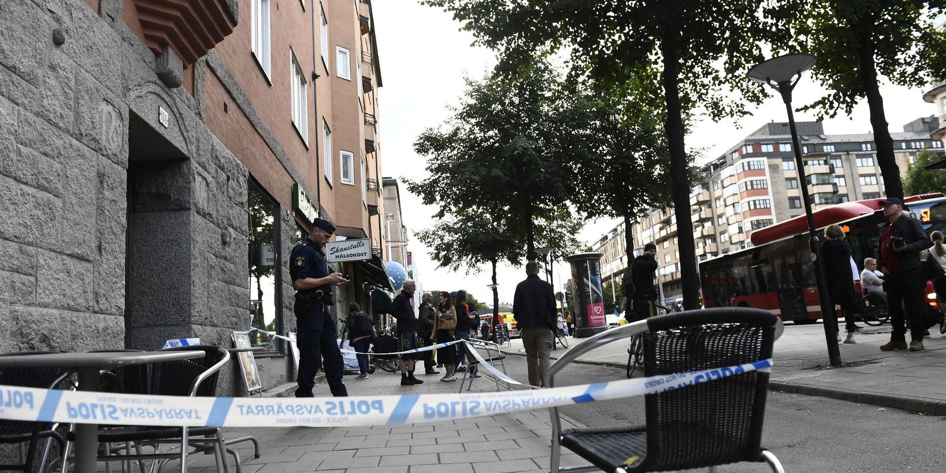 En kvinna i 50-årsåldern har hittats död på Södermalm i Stockholm.
