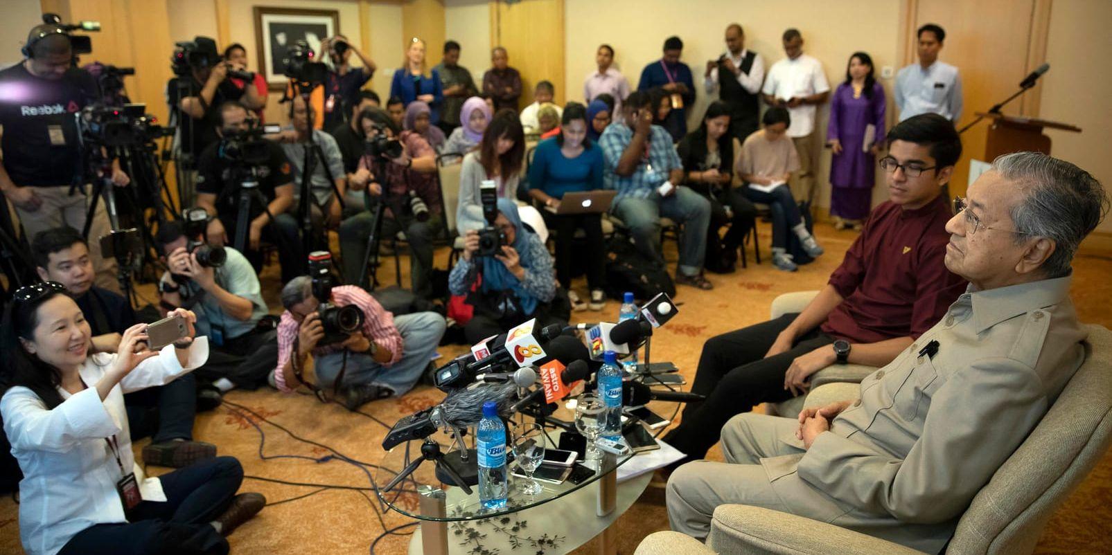 Malaysias oppositionsledare Mahathir Mohamad under en presskonferens i Putrajaya i fredags.