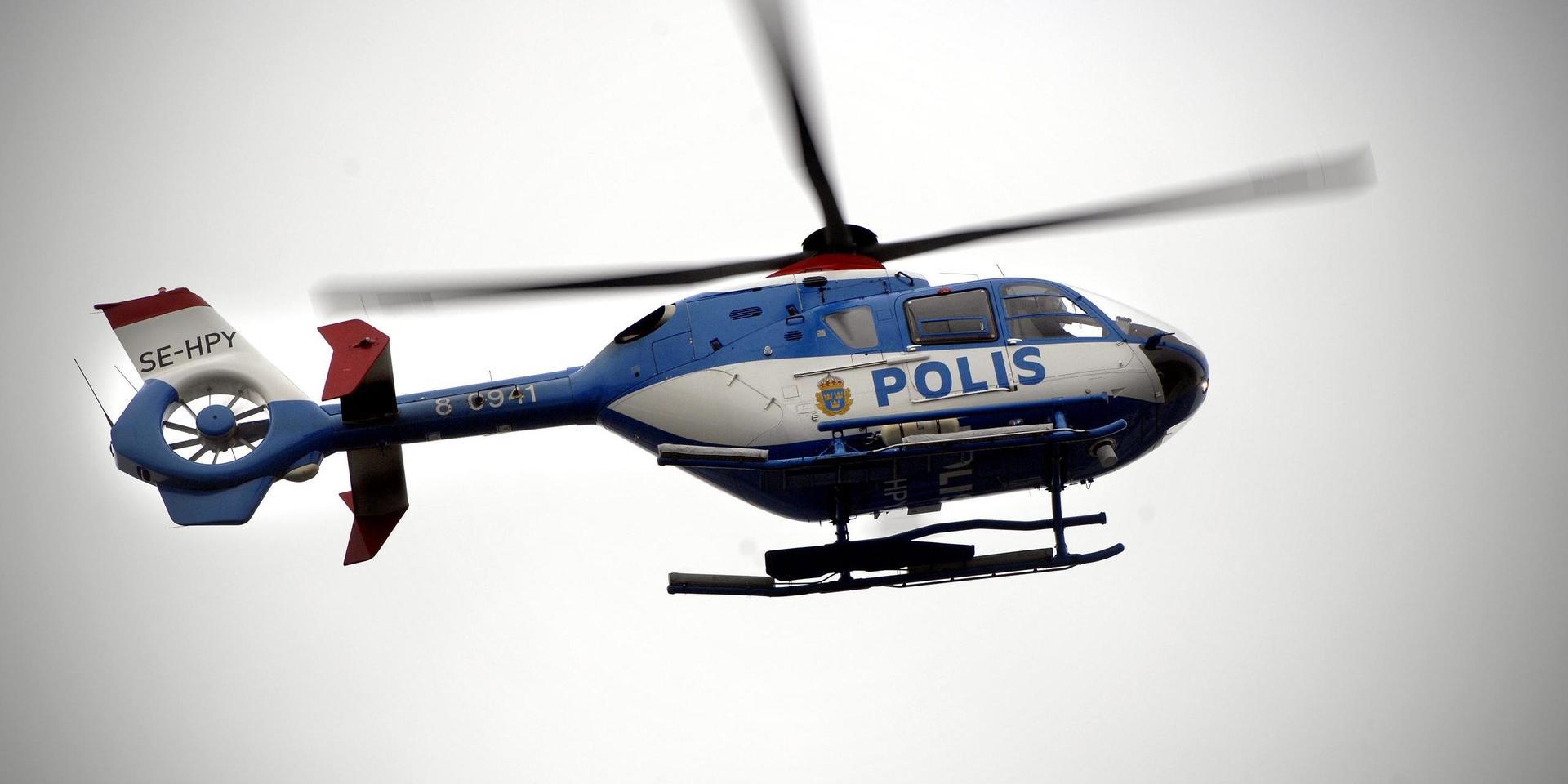 En polishelikopter fick rycka ut efter larm om en misstänkt pistolman på Hisingen. Arkivbild.