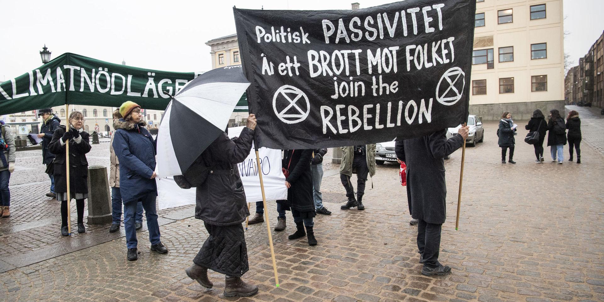 En grupp aktivister demonstrerade för klimatnödläge på Gustaf Adolfs torg inför kommunfullmäktiges möte.