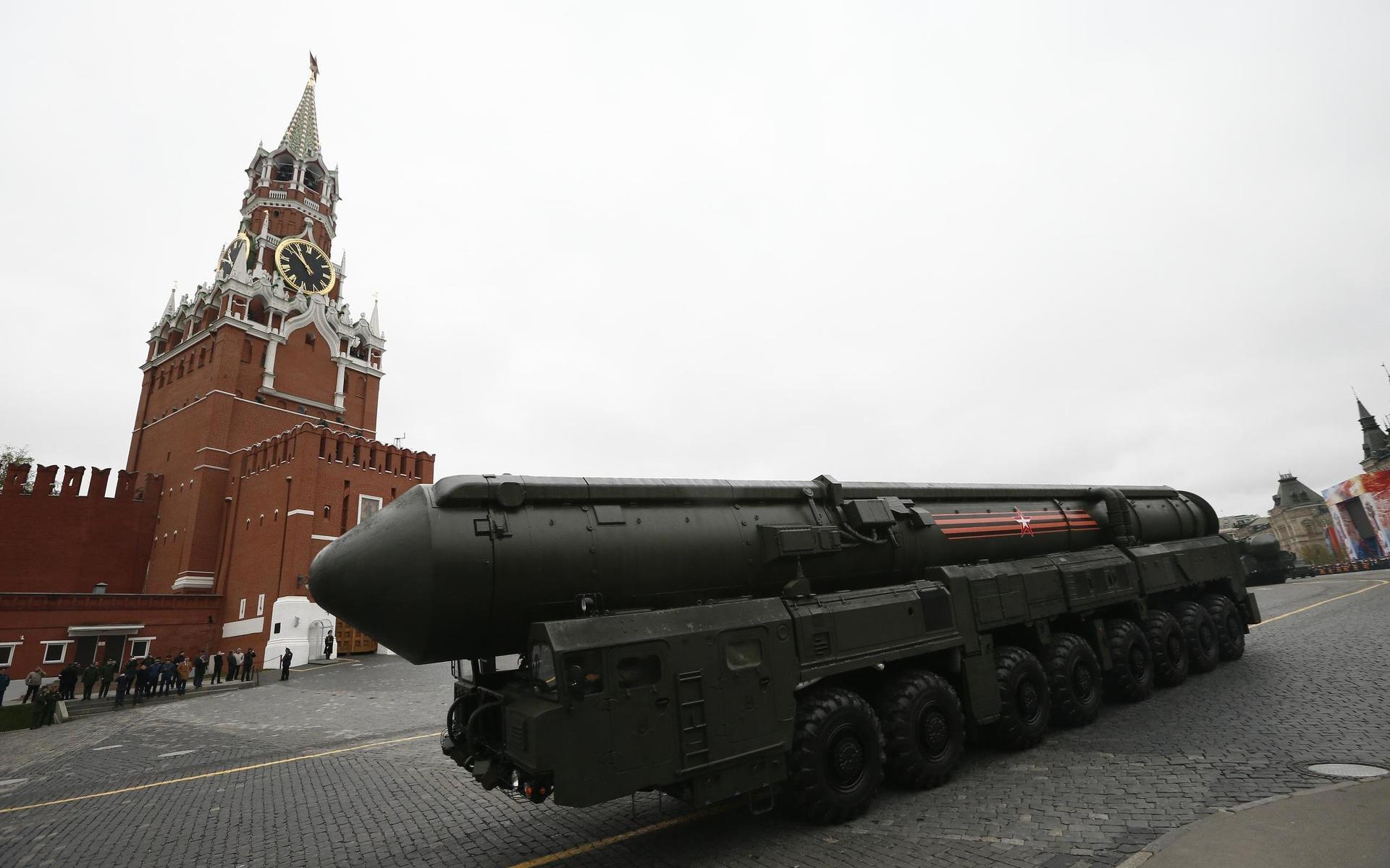 En rysk Topol M interkontinental ballistisk missil visas ipp på Röda torget under en militärparad.