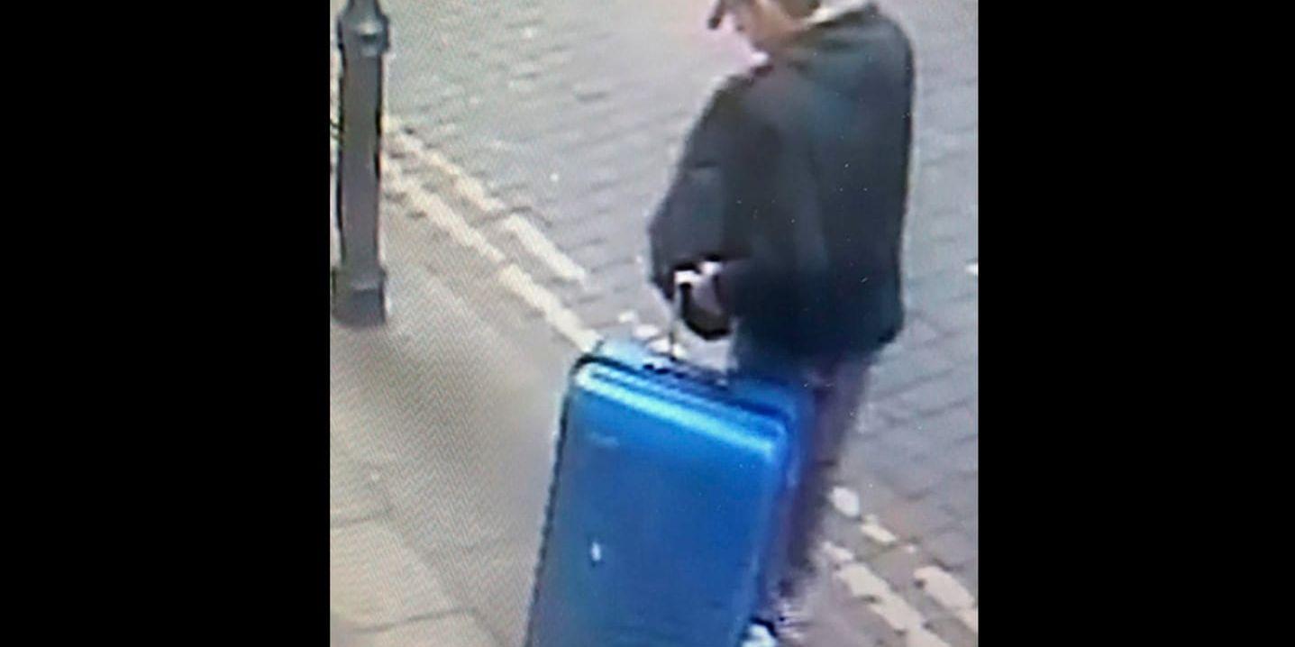Salman Abedi fångades på en övervakningsfilm med den blå resväskan. Den har inte hittats.