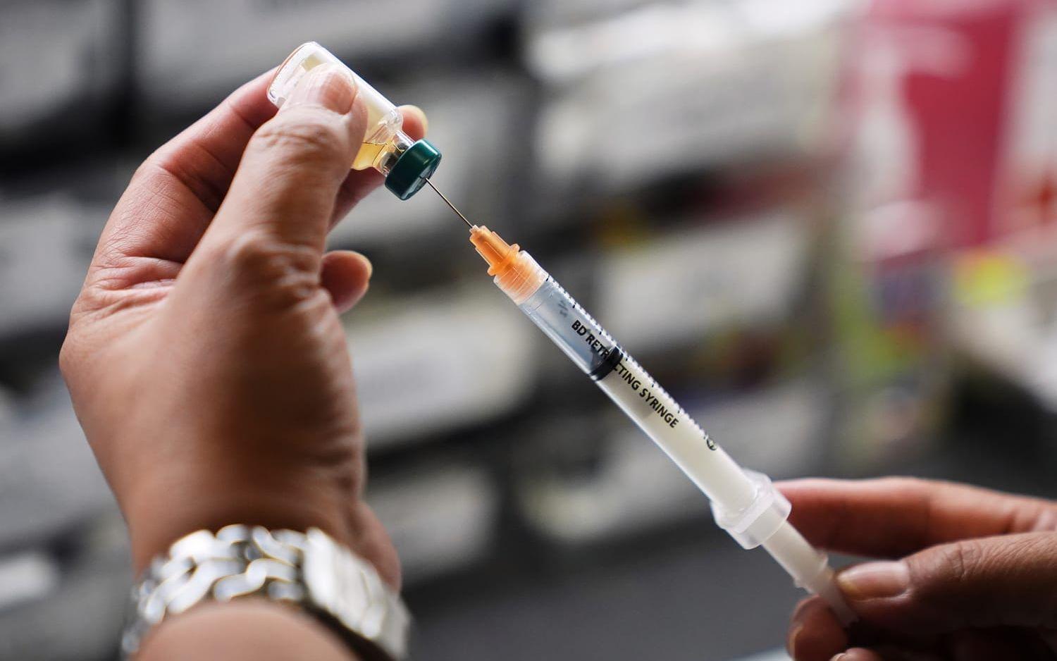 Pengarna kommer bland annat användas till vaccindoser i låg- och medelinkomstländer, enligt Dousa. Arkivbild. 