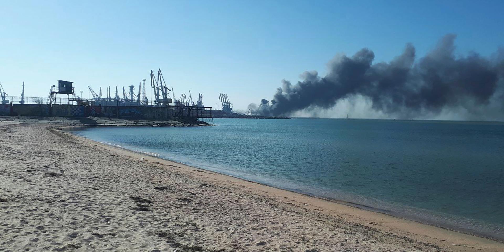 Rök från hamnen i Berdjansk i sydöstra Ukraina på torsdagen. Enligt Ukrainas flotta är det Rysslands landstigningsfartyg Orsk som anfallits.