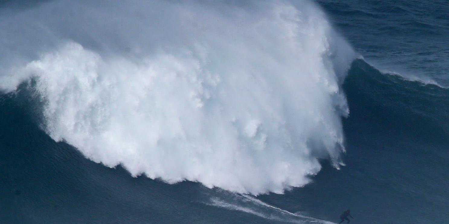 Maya Gabeira surfar på en våg utanför Nazaré i Portugal hösten 2017. Några månader senare surfade hon på en rekordhög våg på samma plats. Arkivbild.
