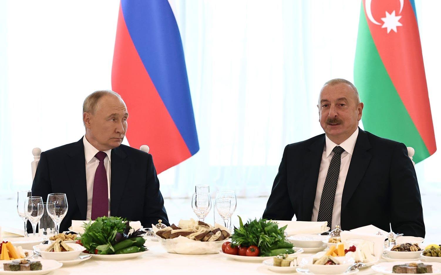 Rysslands president Vladimir Putin (vänster) och den azeriske ledaren Ilham Aliyev vid en mottagning i Baku.