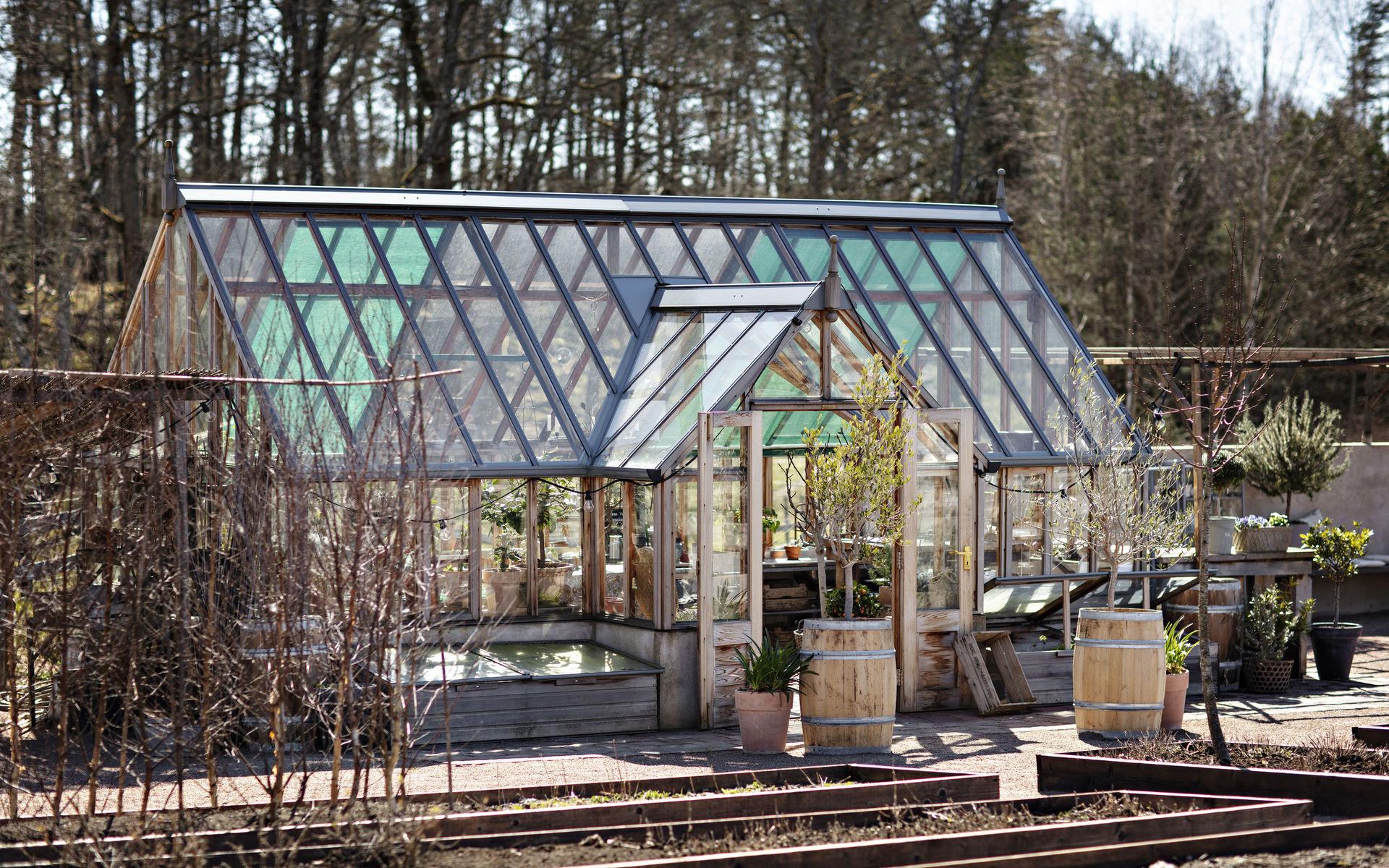Växthuset ”The Grand Portico” i cederträ kommer från den engelska leverantören Gabriel Ash.