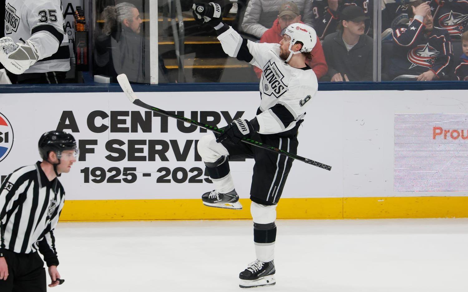 En återkommande syn, Adrian Kempe firar efter att ha gjort mål för Los Angeles. Arkivbild.