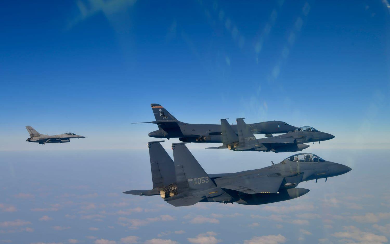 Sydkoreanska och amerikanska stridsflygplan under en gemensam övning i februari 2025. Planen på bilden har inte med texten att göra.