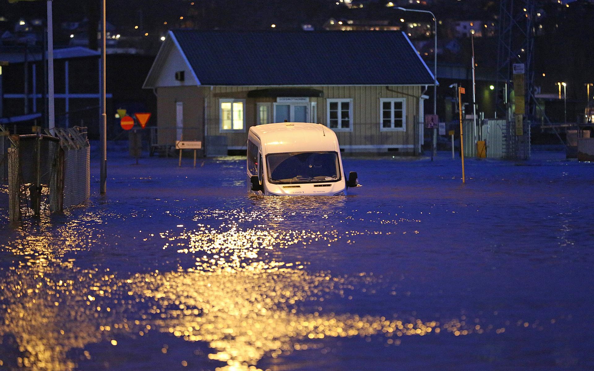 En bil hade fastnat i vattenmassorna i Uddevalla.