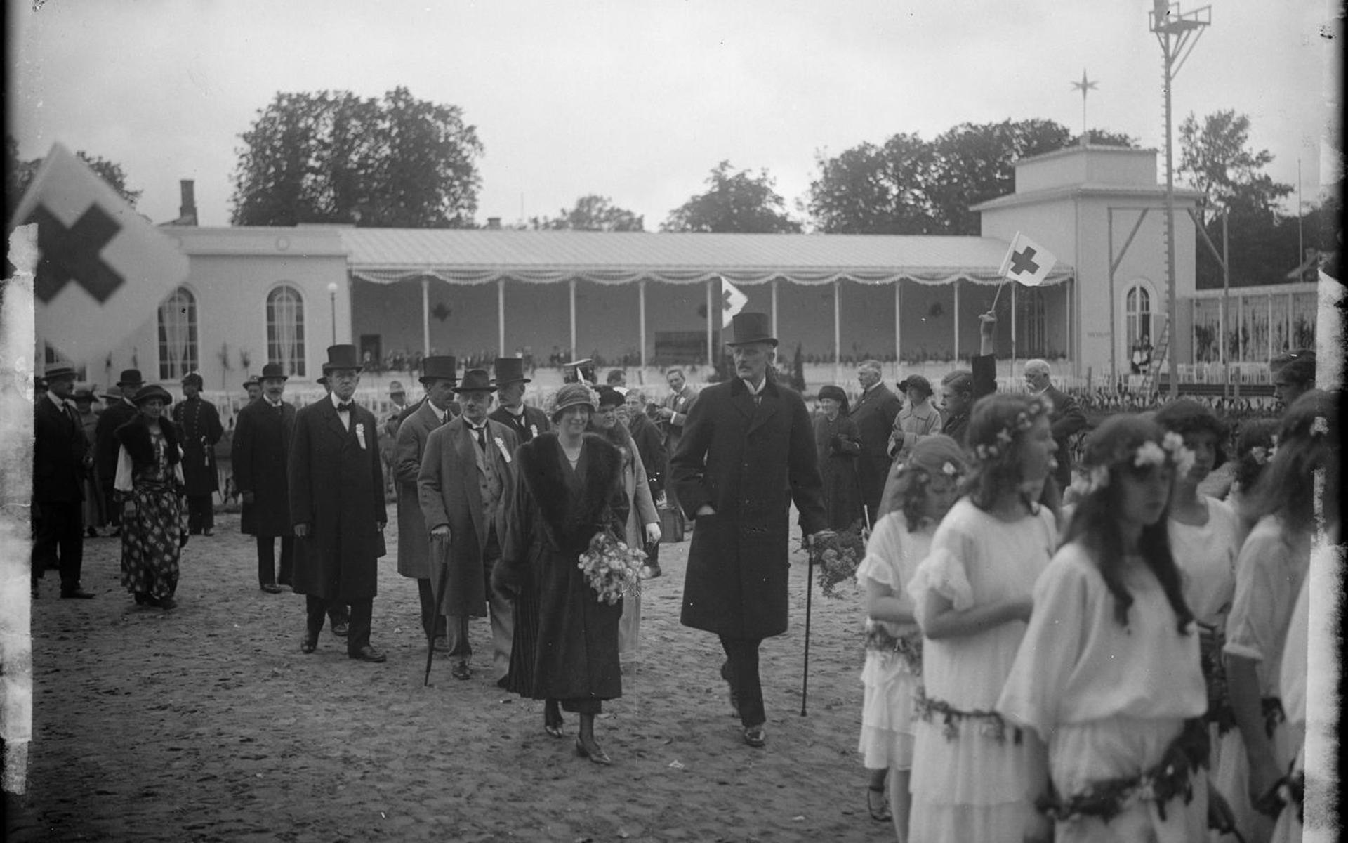 Prins Carl och prinsessan Ingeborg besöker Röda korsets kongress i samband med Jubileumsutställningen 1923. 