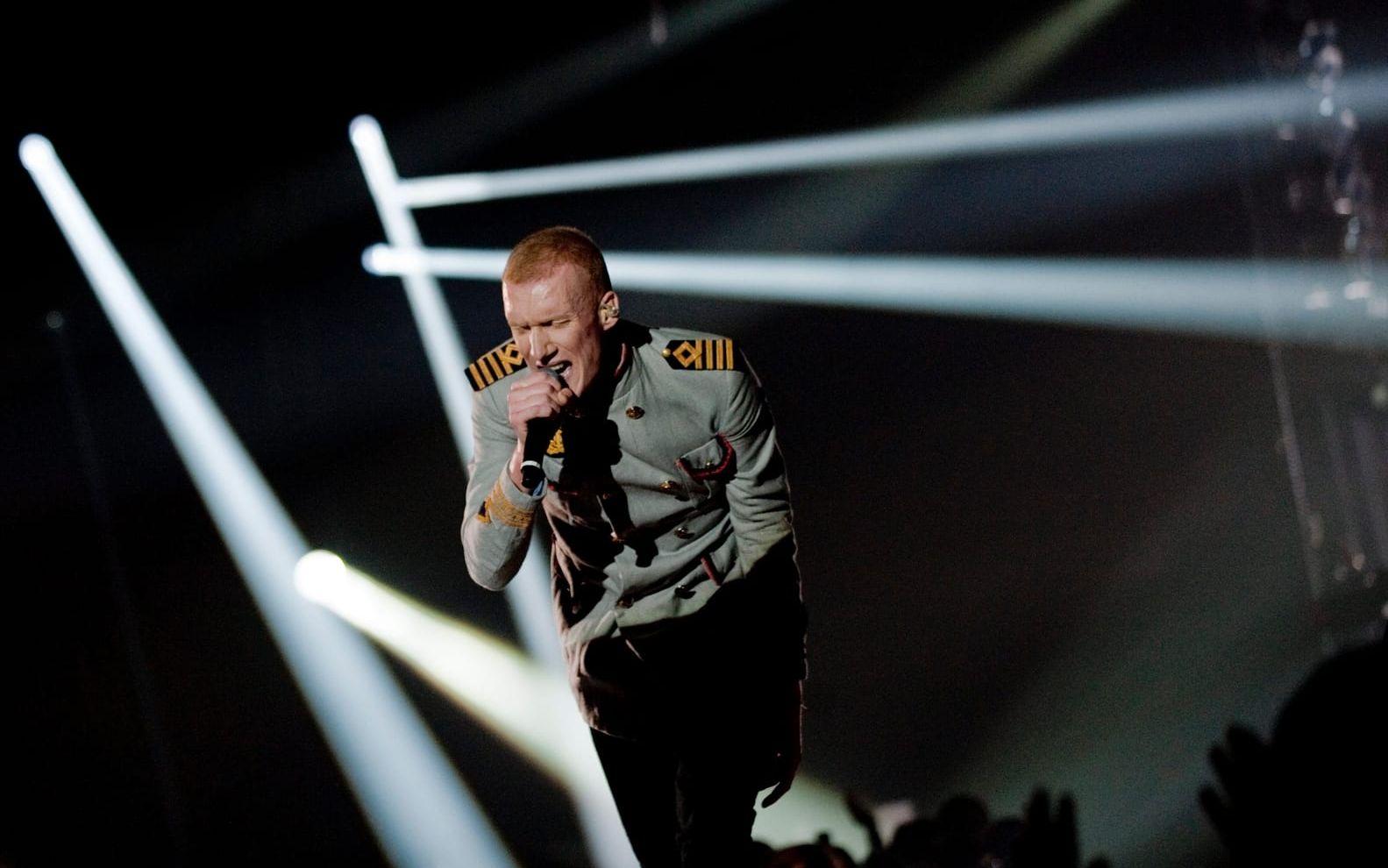 Kapten Röd gör en avstickare från sin vanliga genre med en känslosam hyllning till sin mamma när han tolkar "Your song". 