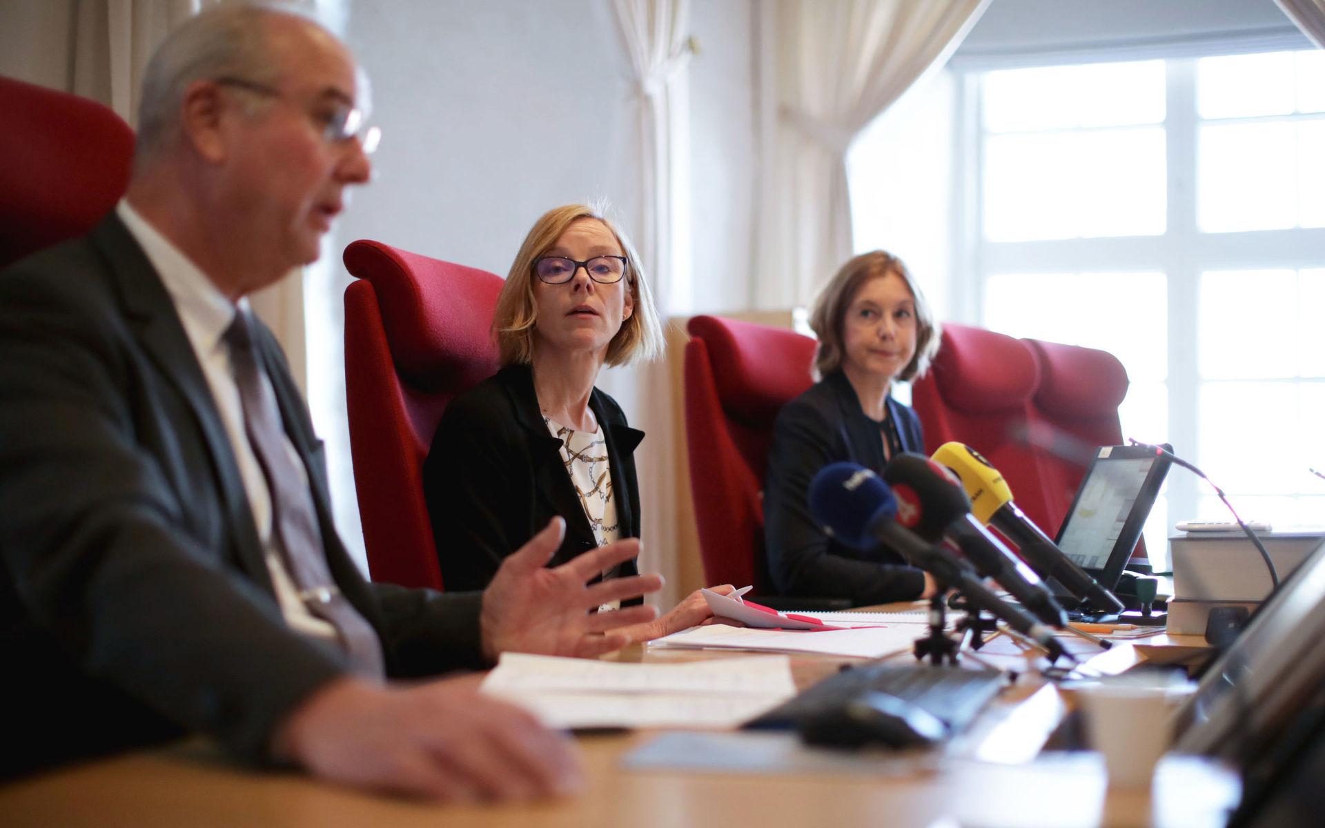 Domare Nils Karlberg, hovrättslagman Charlotta Riberdahl och hovrättsråd Catherine Beckström Gustafsson under pressträffen i Göta hovrätt angående det så kallade Huskvarnamålet. 