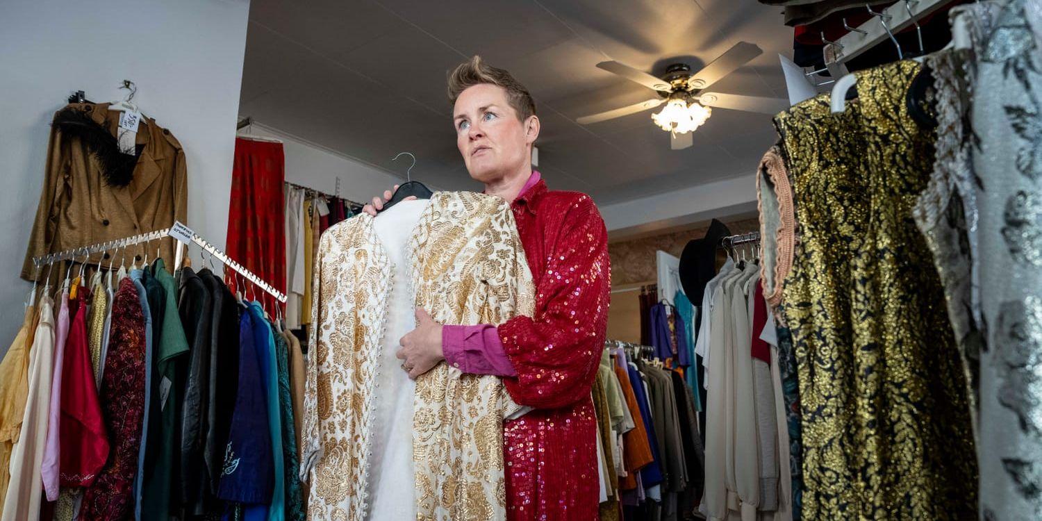 Theresa Skjolden håller i en marockansk kaftan ur Fabias unika klädlager.