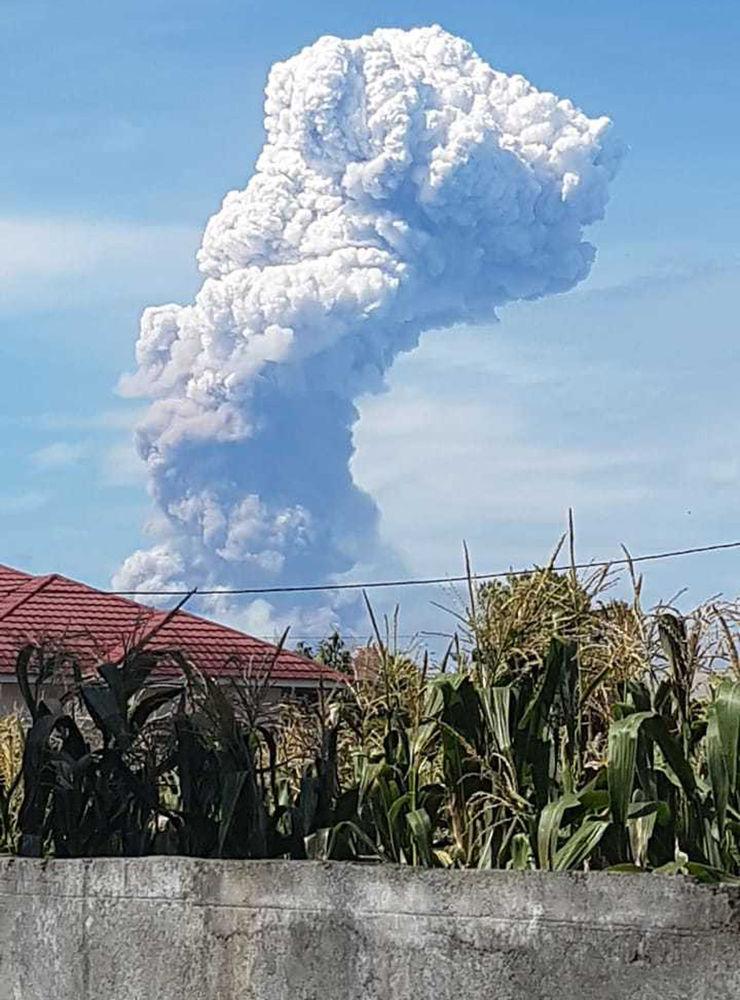 En sex kilometer hög rökpelare stiger från vulkanen.