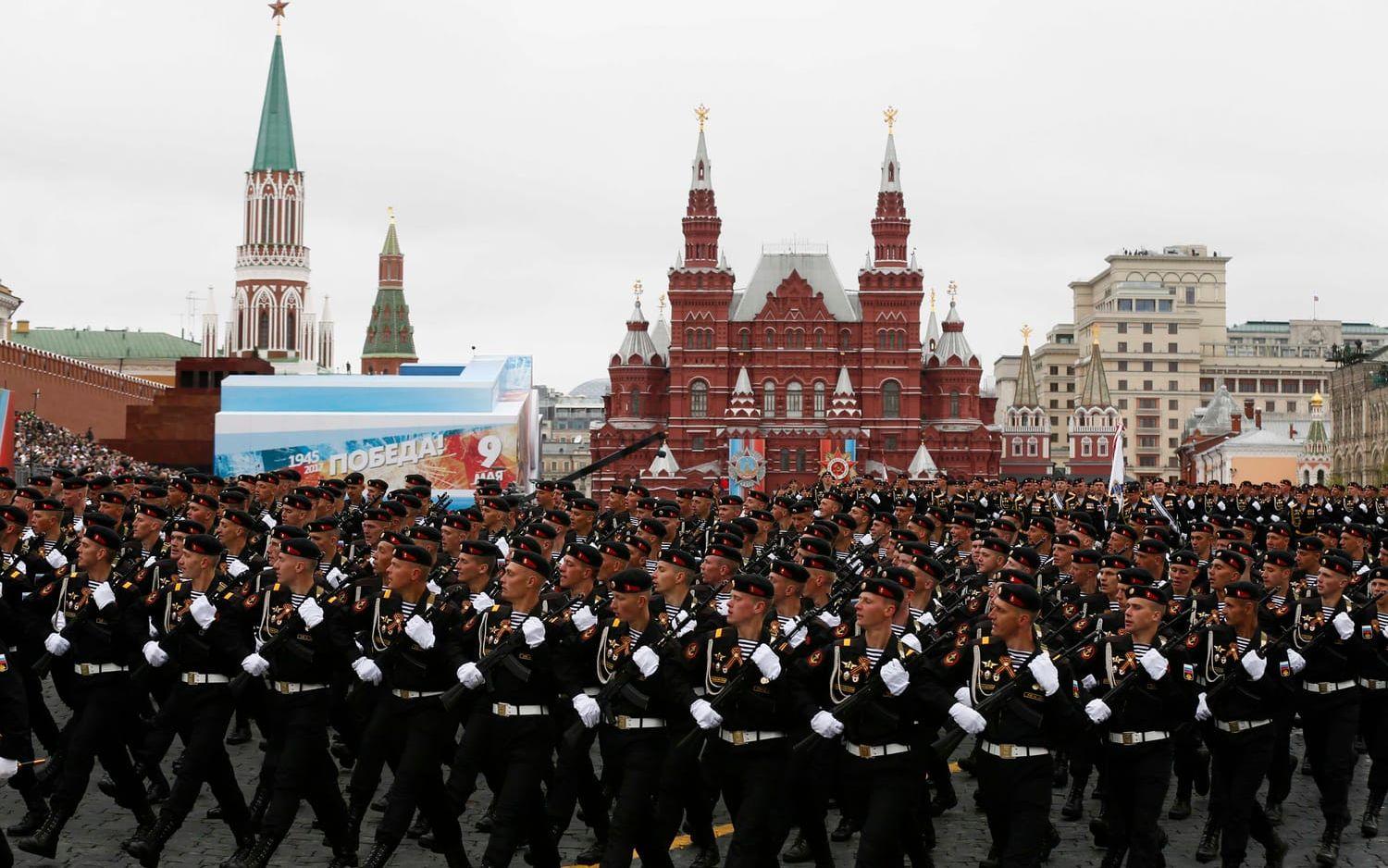 Runt 10 000 soldater deltog i paraden på Röda torget. Bild: AP