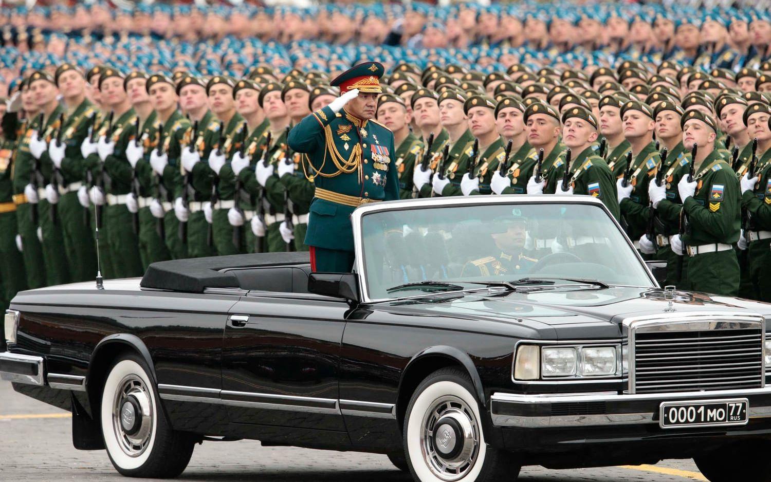 Rysslands försvarsminister Sergei Shoigu kördes i en ZiL 41044 cabriolet genom Röda torget. Bild: AP
