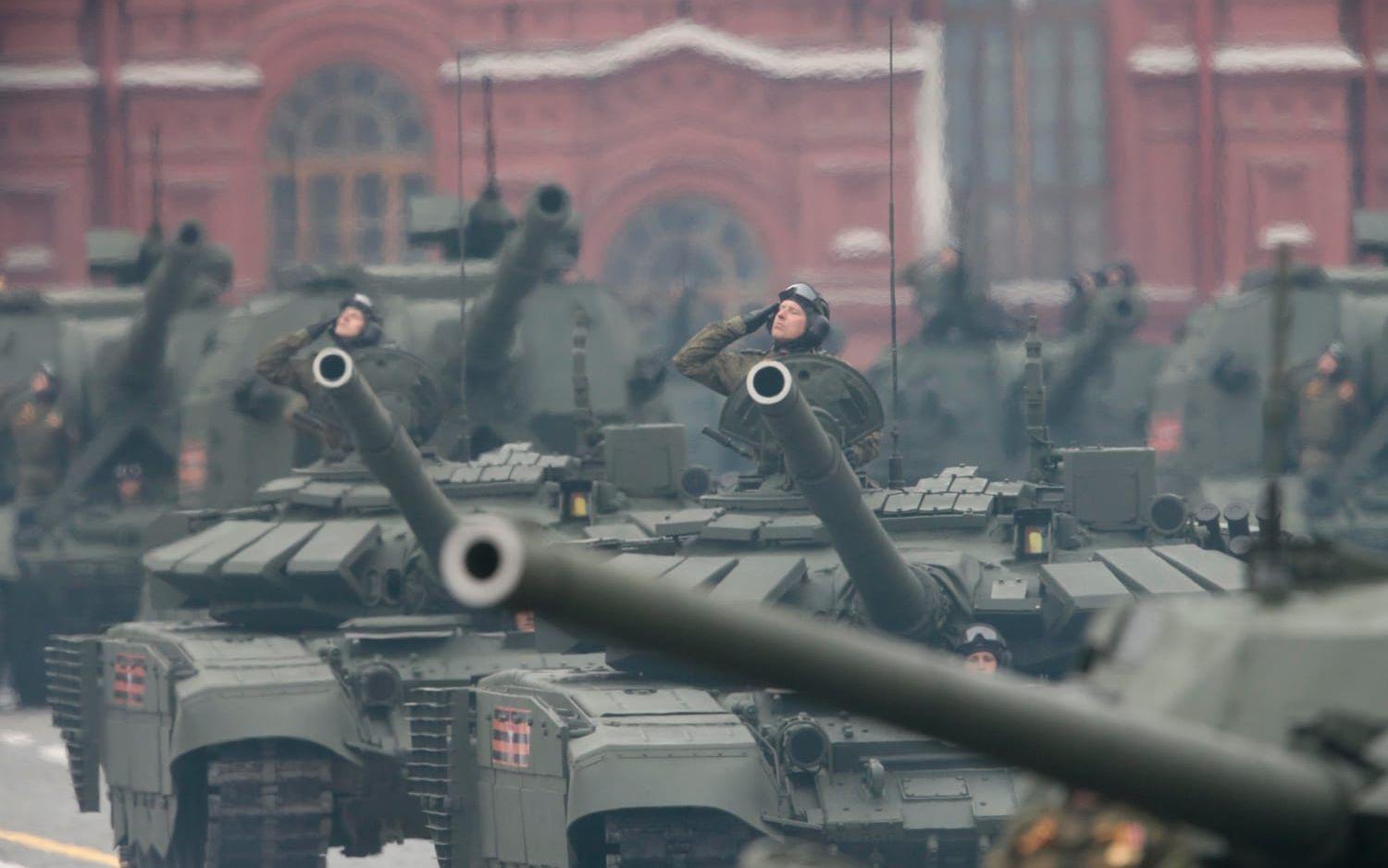 Soldater i pansarvagnar gör salut på Röda torget. Bild: AP