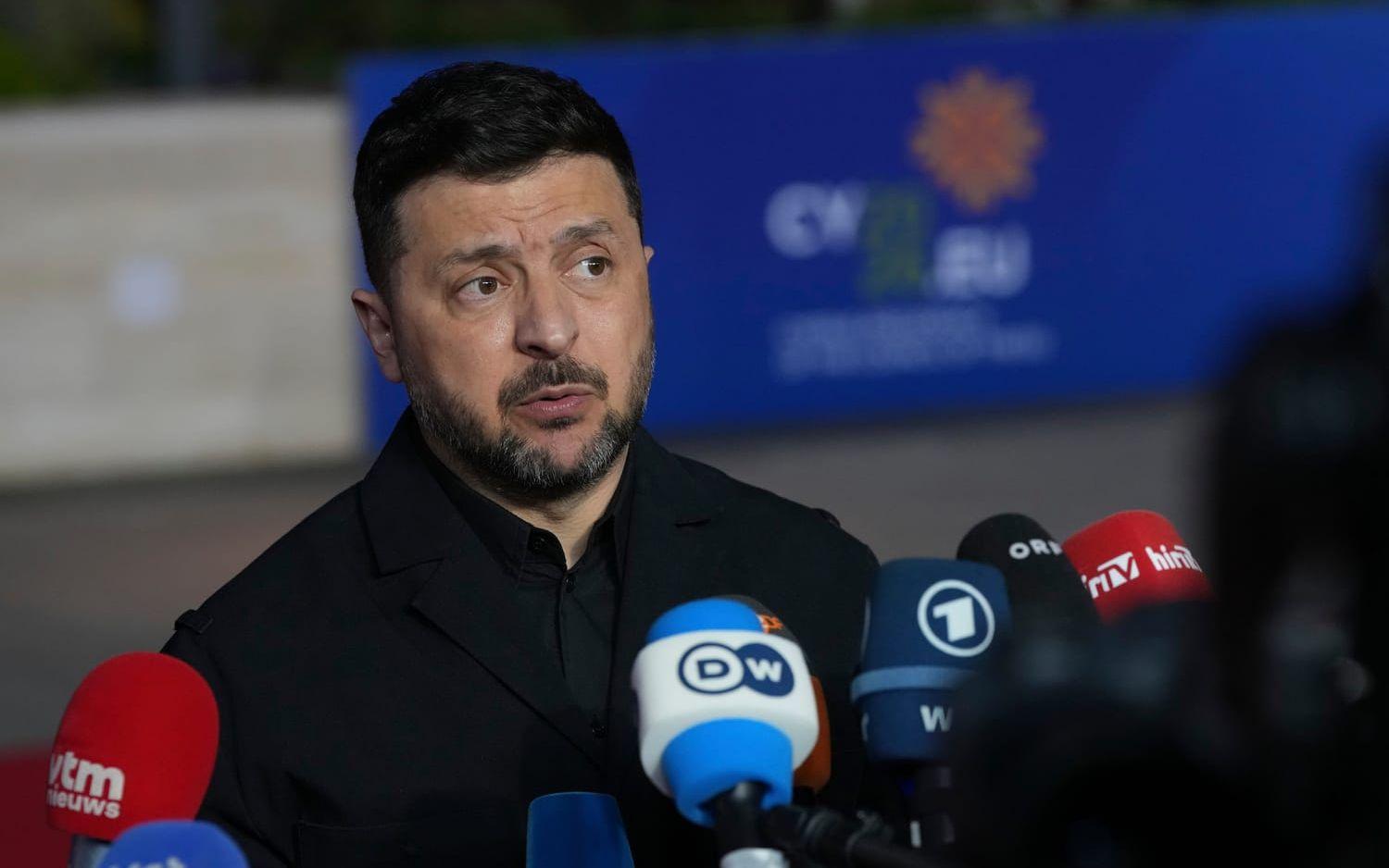 Ukrainas president Volodymyr Zelenskyj på väg in till EU-ländernas toppmöte i Agia Napa på torsdagen.