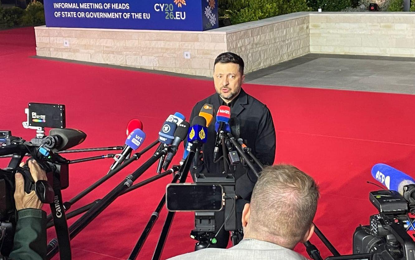 Ukrainas president Volodymyr Zelenskyj på röda mattan vid EU-toppmötet i Agia Napa på Cypern.
