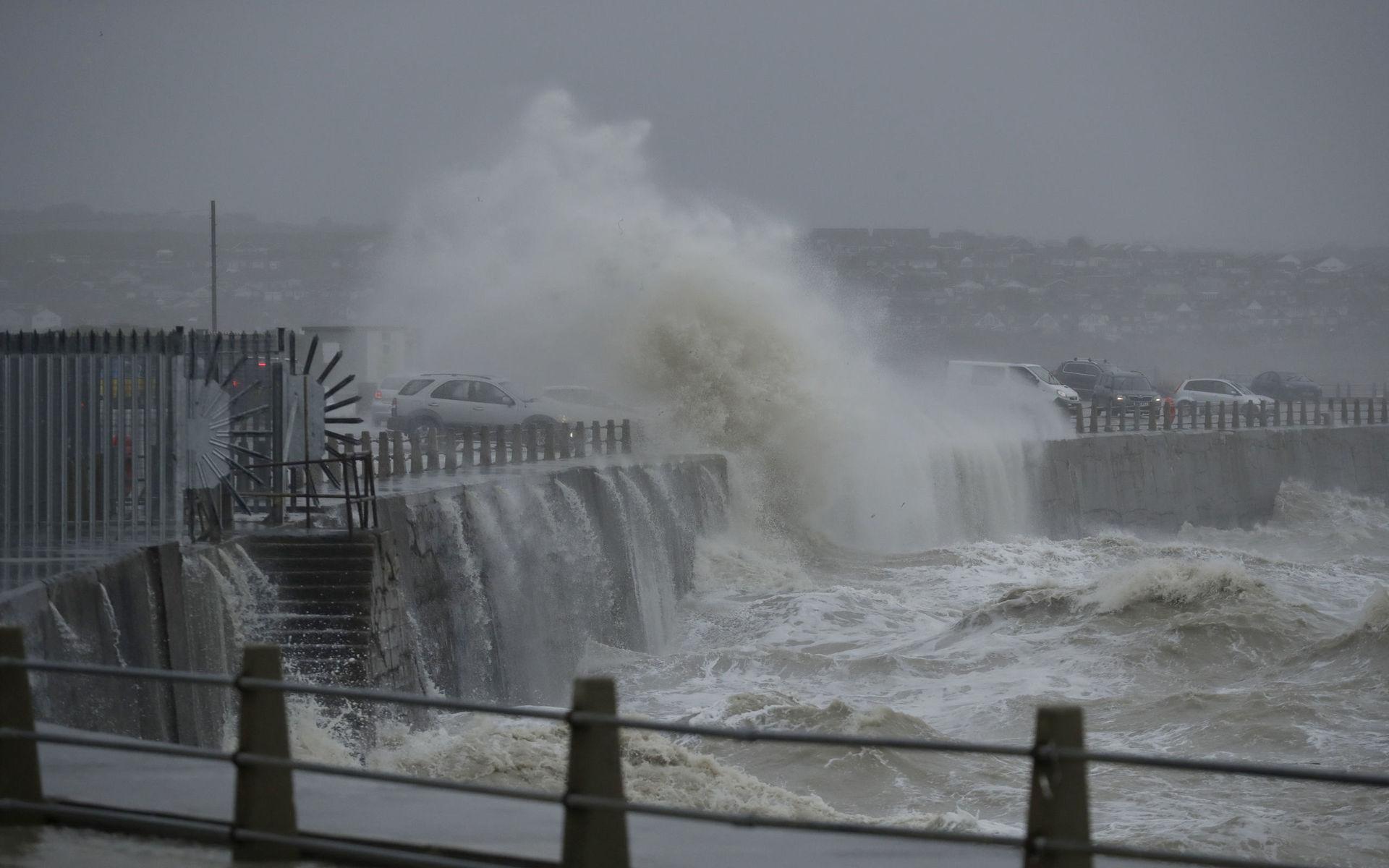 Internationellt påverkades dock andra länder hårdare än Sverige under stormen Ciara. Här ser vi en kraftig våg i Newhaven längs Englands södra kust.