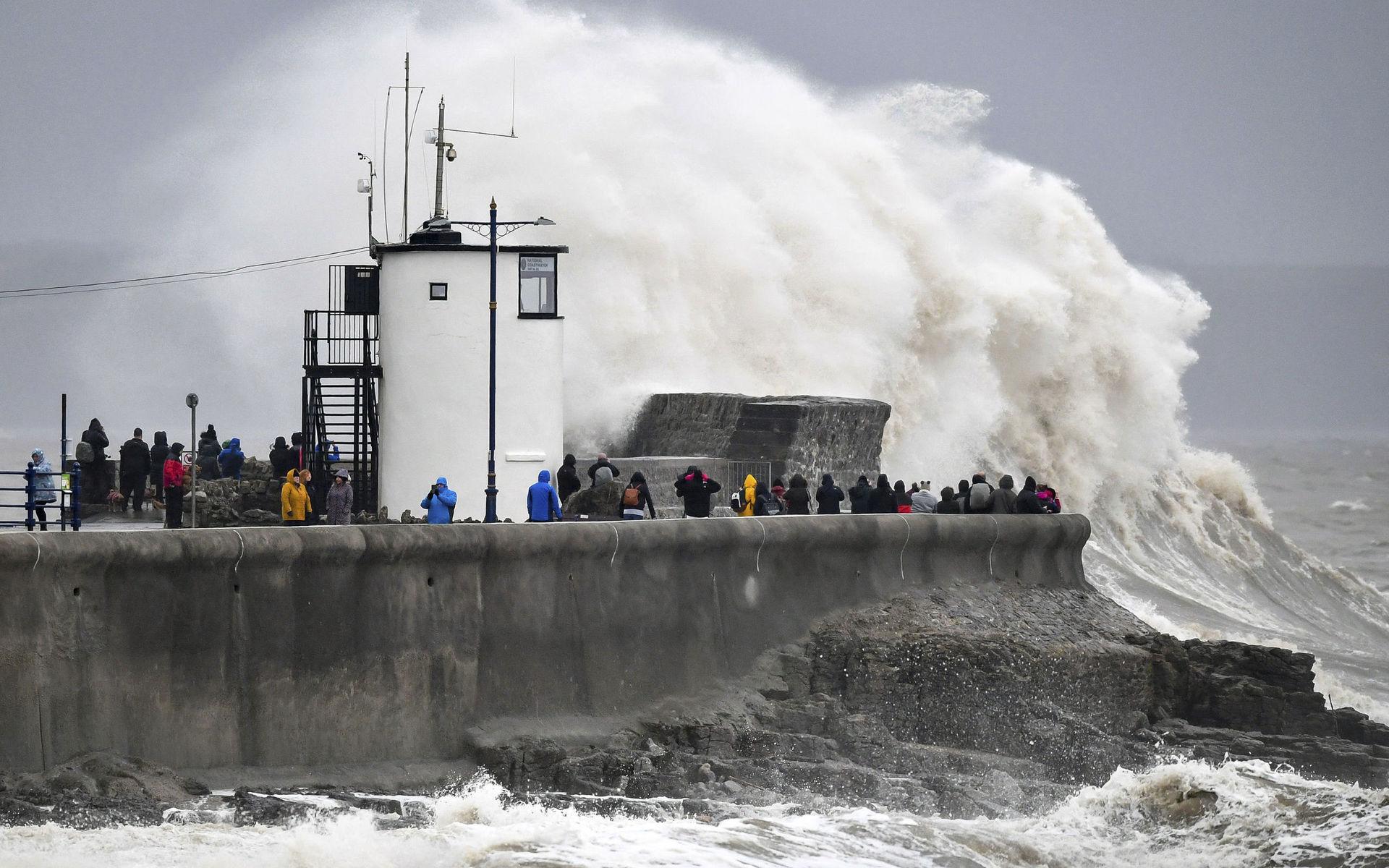 Stormen Dennis drog tidigare i veckan in över Storbritannien. I Porthcawl i Wales skapade stormen enorma vågot på lördagen.