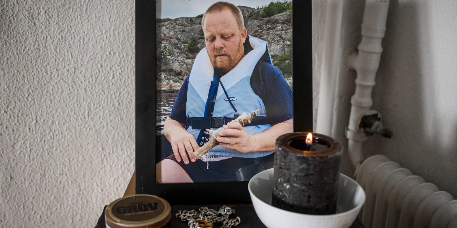 På en högtalare står ett foto av Martin Larsson från när han fiskade makrill härom sommaren. Bredvid står hans snusdosa och en halskedja som han hade på sig dagen då olyckan inträffade.
