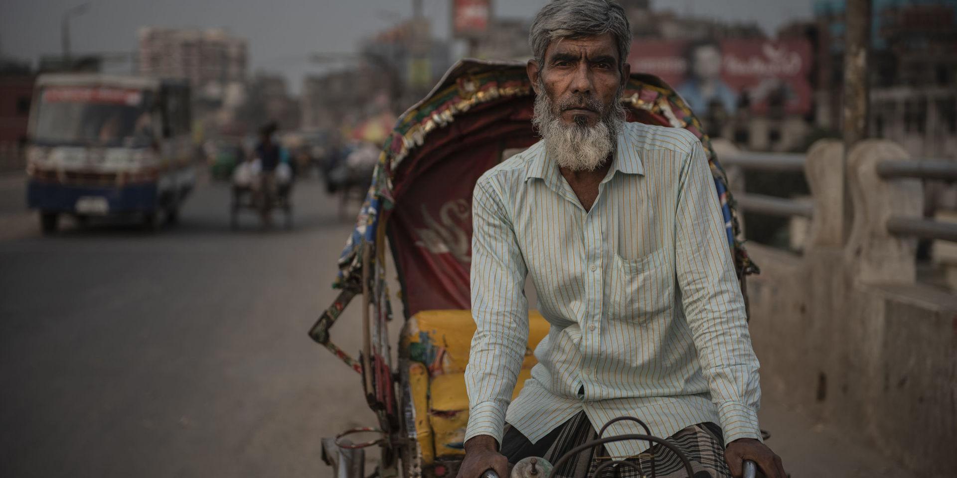 Sukum Ali Sheik, 65 år, tvingades flytta till Dhaka efter att hans hem i Naria förstörts av Padmafloden. Han livnär sig på att köra riksha och tjänar 50 kronor en bra dag.