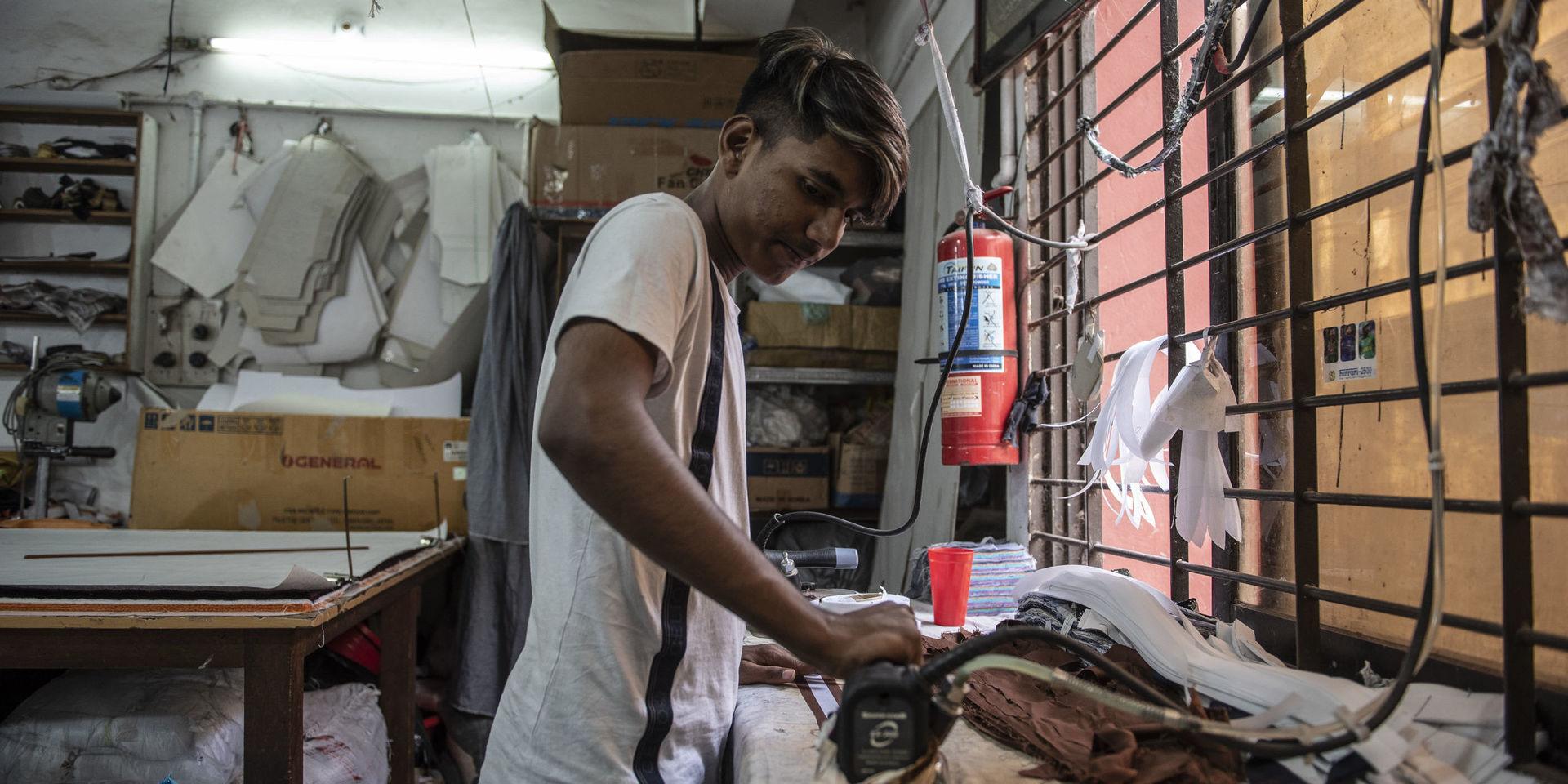 Sohel Sheik, 14 år, var tvungen att sluta skolan när familjen tvingades flytta. Han arbetar elva timmar om dagen. 