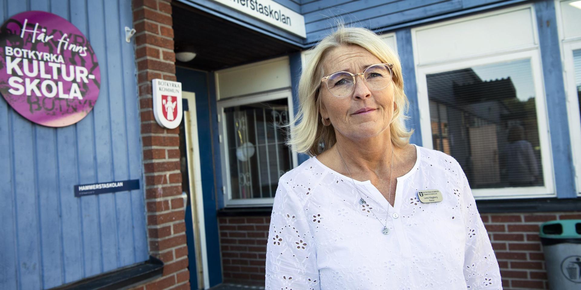 Lena Häggberg, rektor på Hammerstaskolan i Norsborg, är orolig för att sparkrav försämrar möjligheten att fånga upp unga på glid.