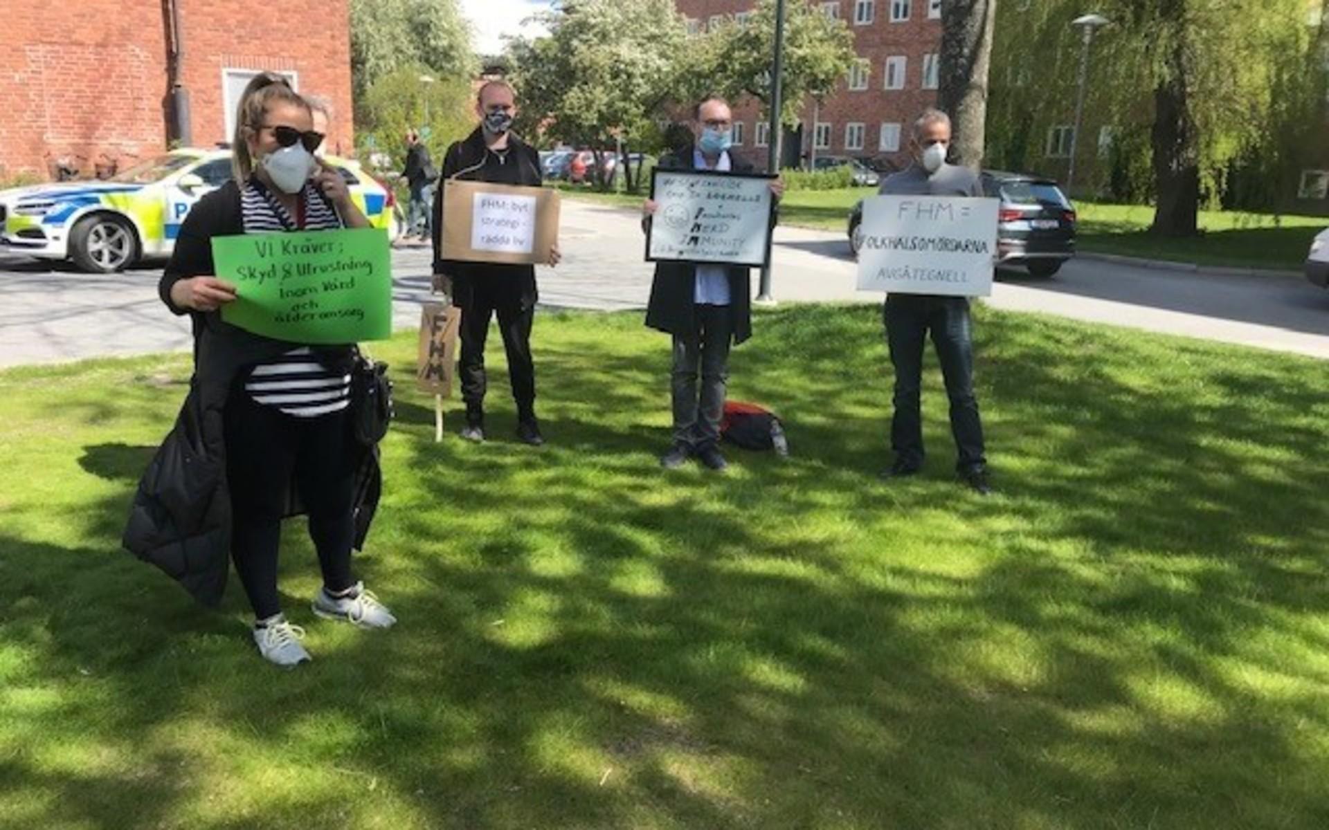 Demonstranterna som protesterar utanför Folkhälsomyndigheten är missnöjda med den svenska coronastrategin.