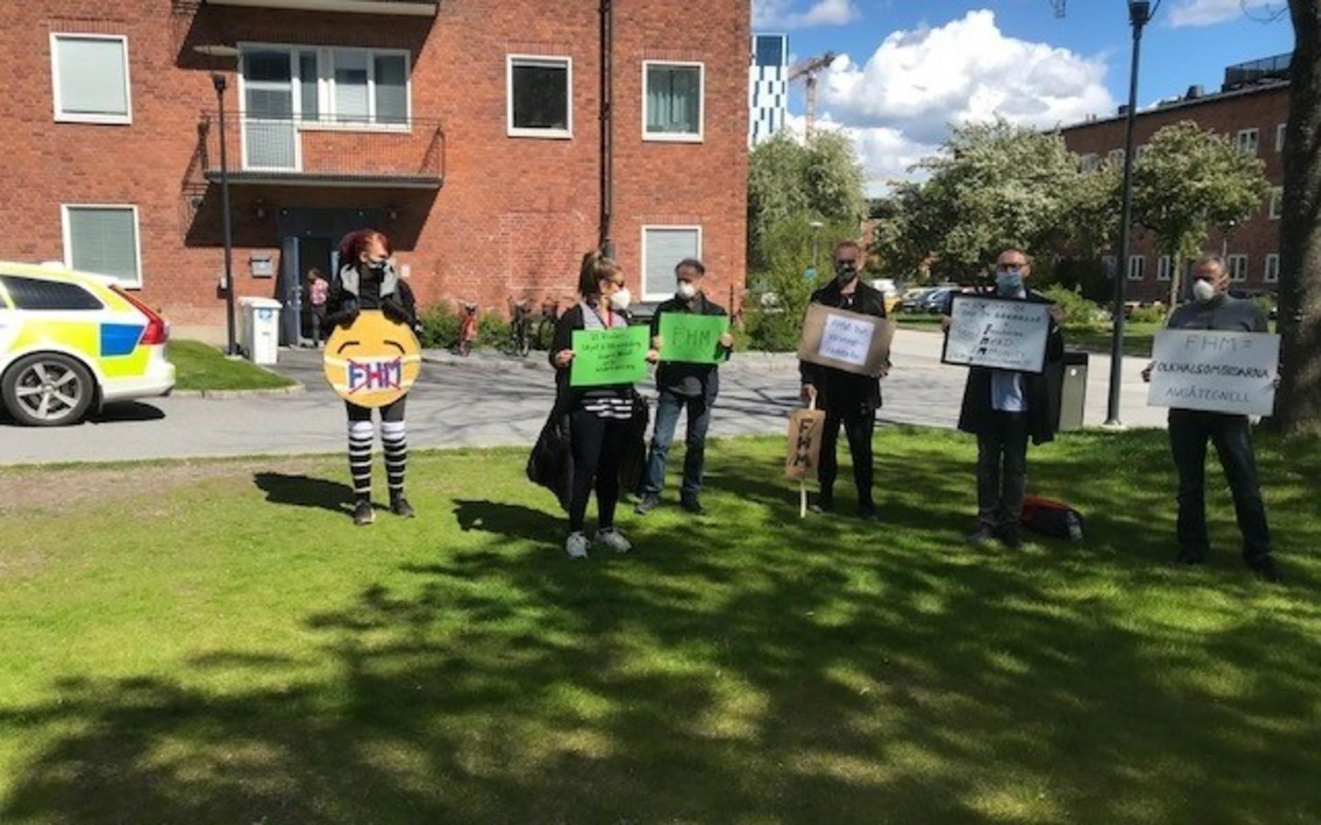Demonstranterna som protesterar utanför Folkhälsomyndigheten är missnöjda med den svenska coronastrategin.