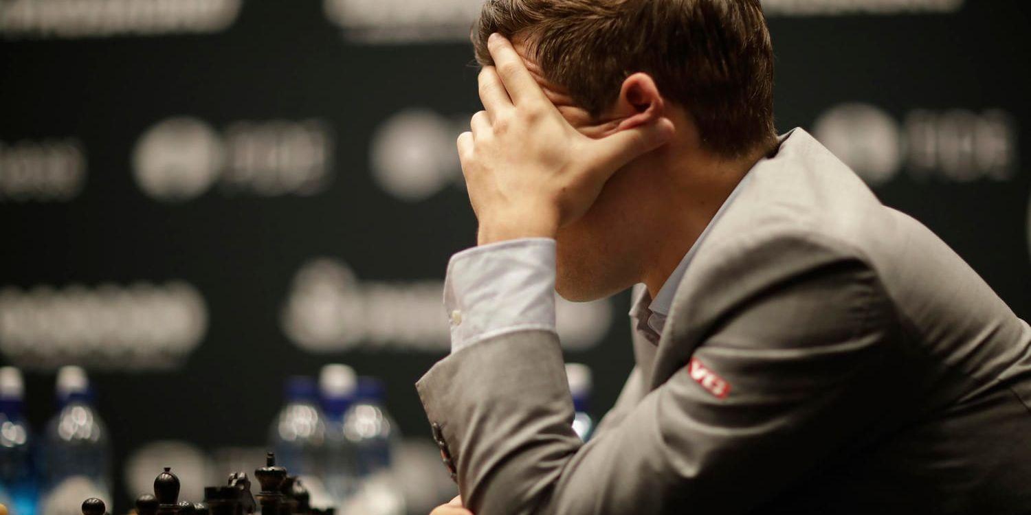 Regerande världsmästaren i schack, den 27-årige norrmannen Magnus Carlsen, har inte lyckats vinna ett enda av de hittills nio partierna i schack-VM. Detsamma gäller utmanaren Fabiano Caruana från USA.