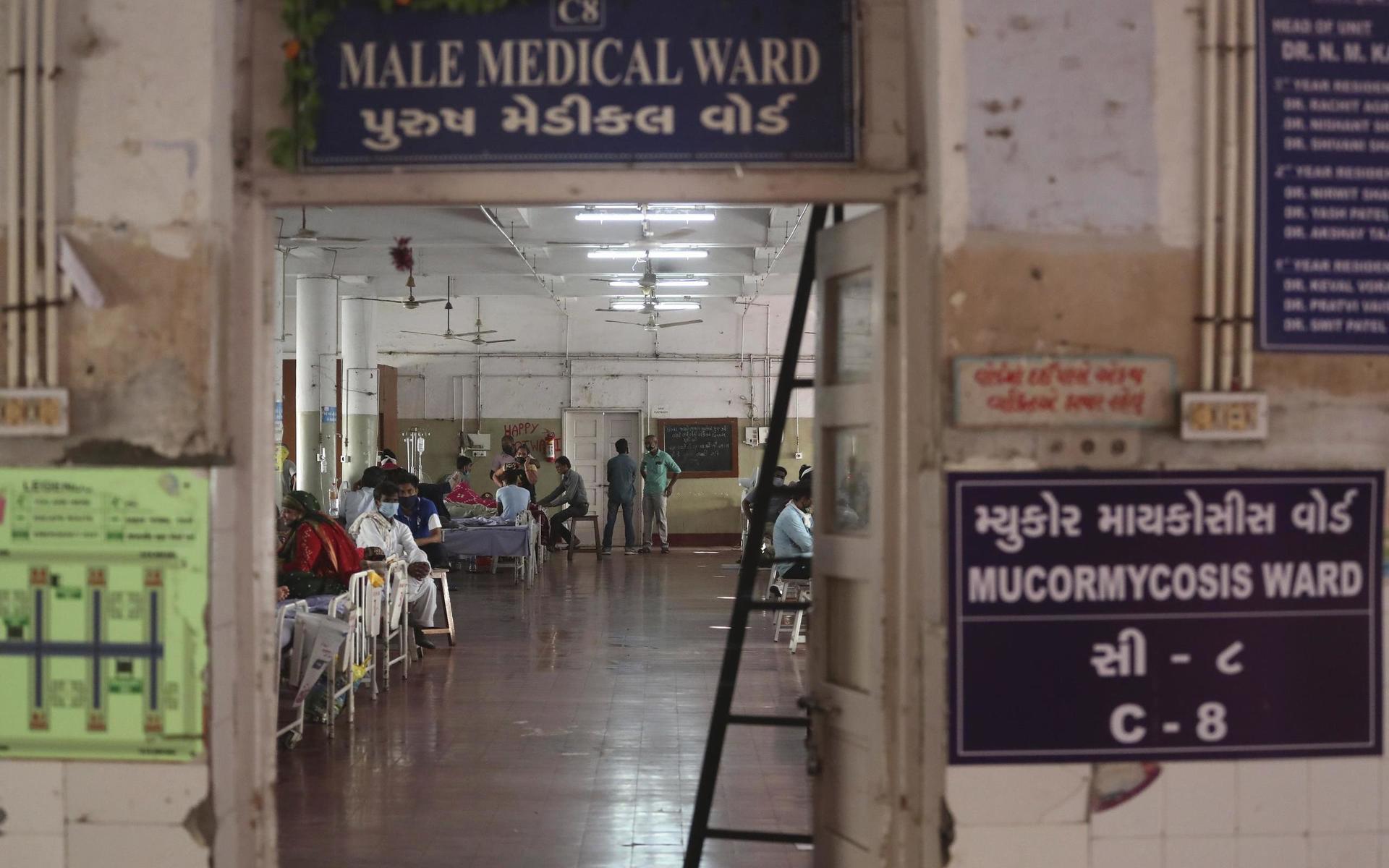 Spridningen av de olika svampinfektionerna sker parallellt med en svår tredje smittovåg i Indien. På måndagen passerade antalet döda i coronaviruset 300 000 personer. Smittspridningen har de senaste veckorna eskalerat och sjukvården är på många håll svårt överbelastad med brist på syrgas och andra viktiga läkemedel.